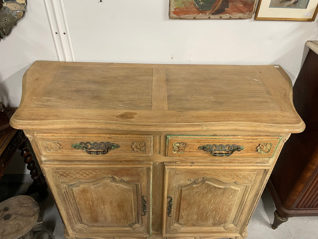 Buffet rustique en chêne sablé style Louis XV