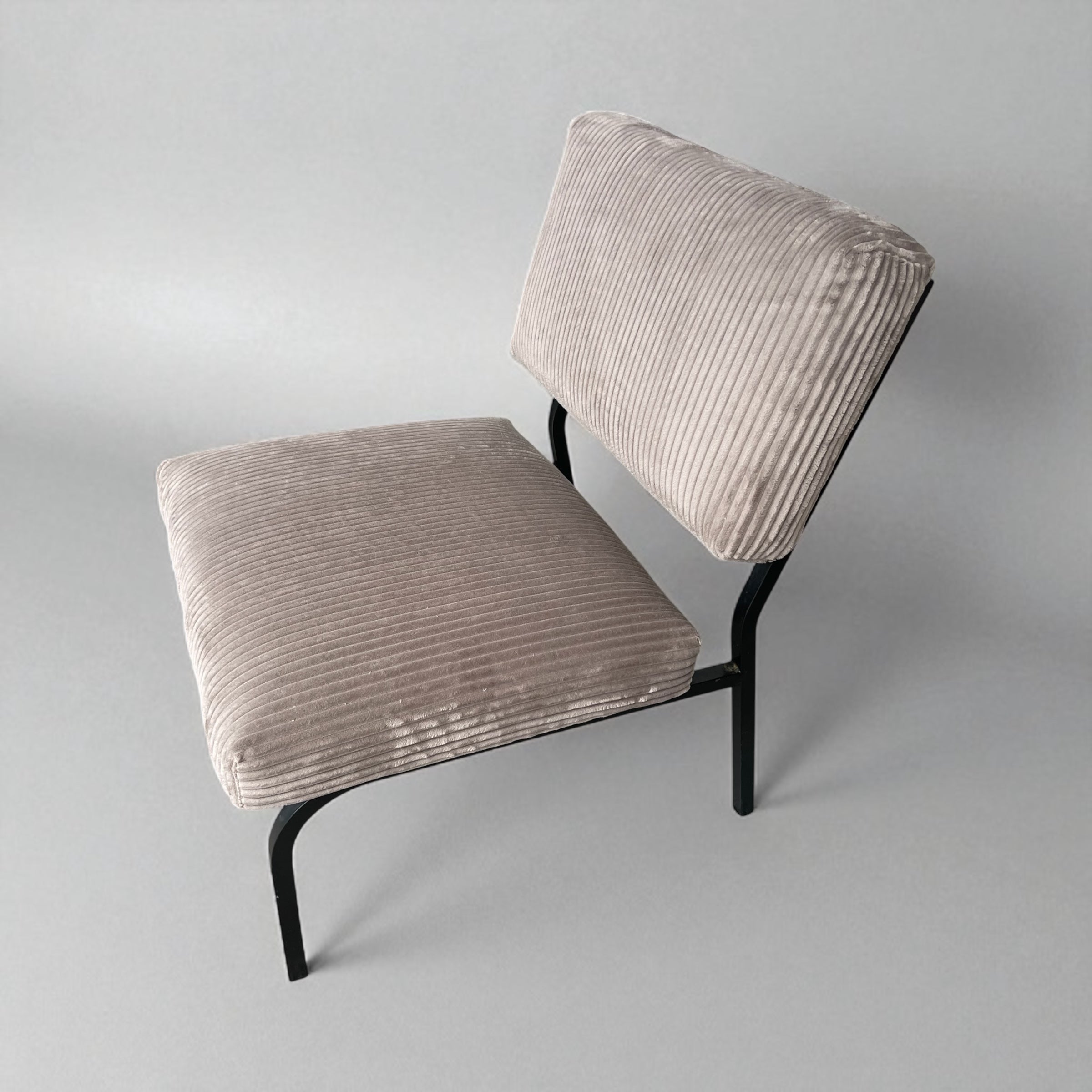 Paire de fauteuils / chauffeuses dans le goût de Pierre Guariche