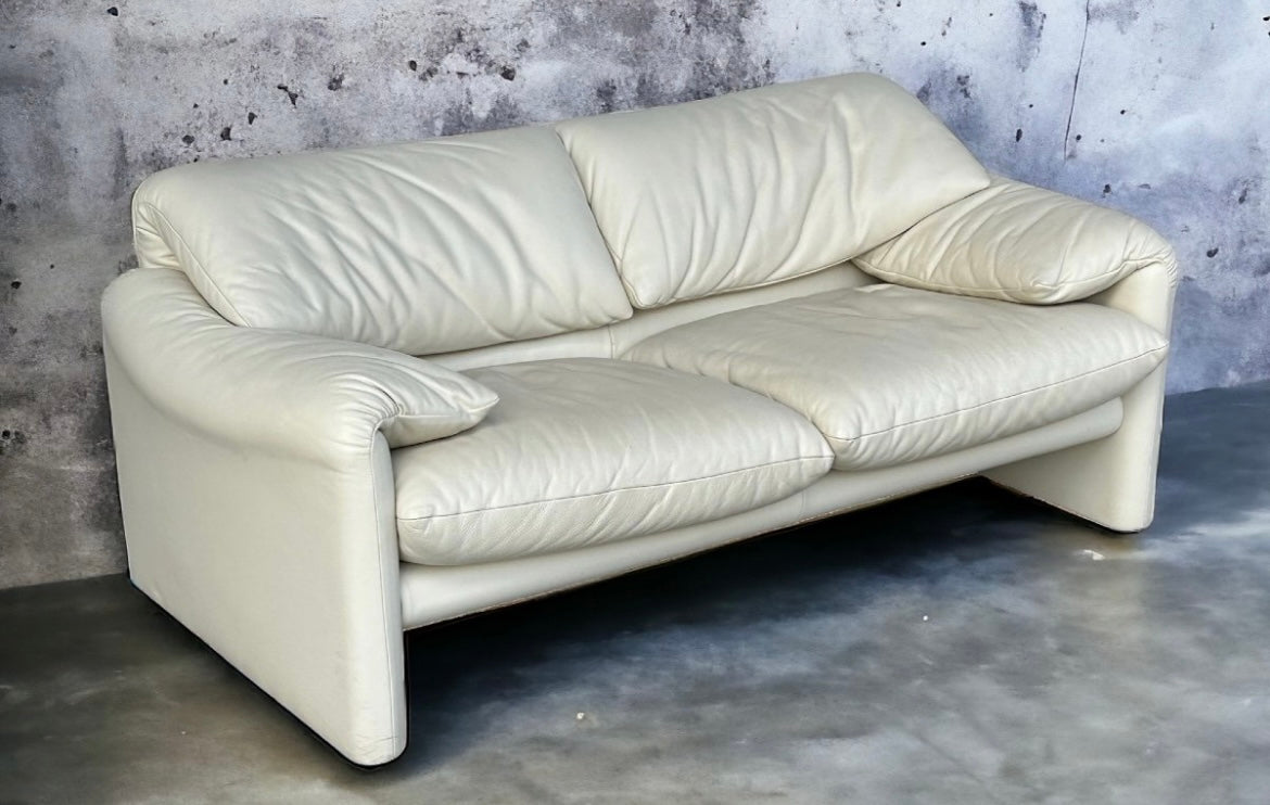 VENDU - Canapé Maralunga par Vico Magistretti pour Cassina Cuir Blanc cassé