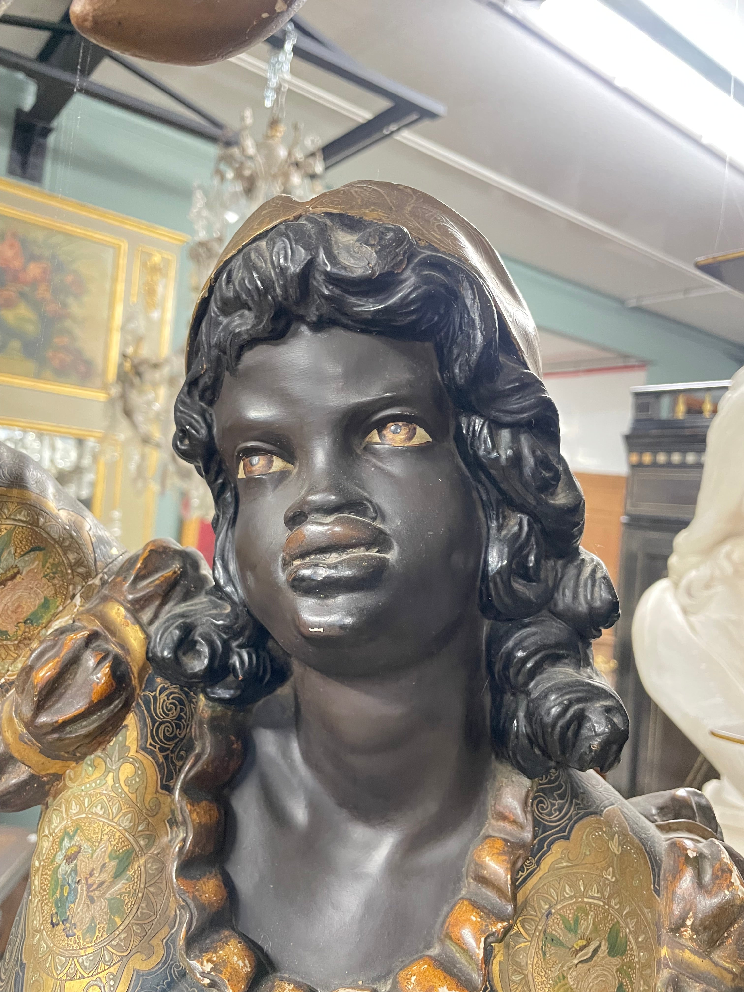 Important nubien porte torchère en bois doré polychrome époque fin XIXème