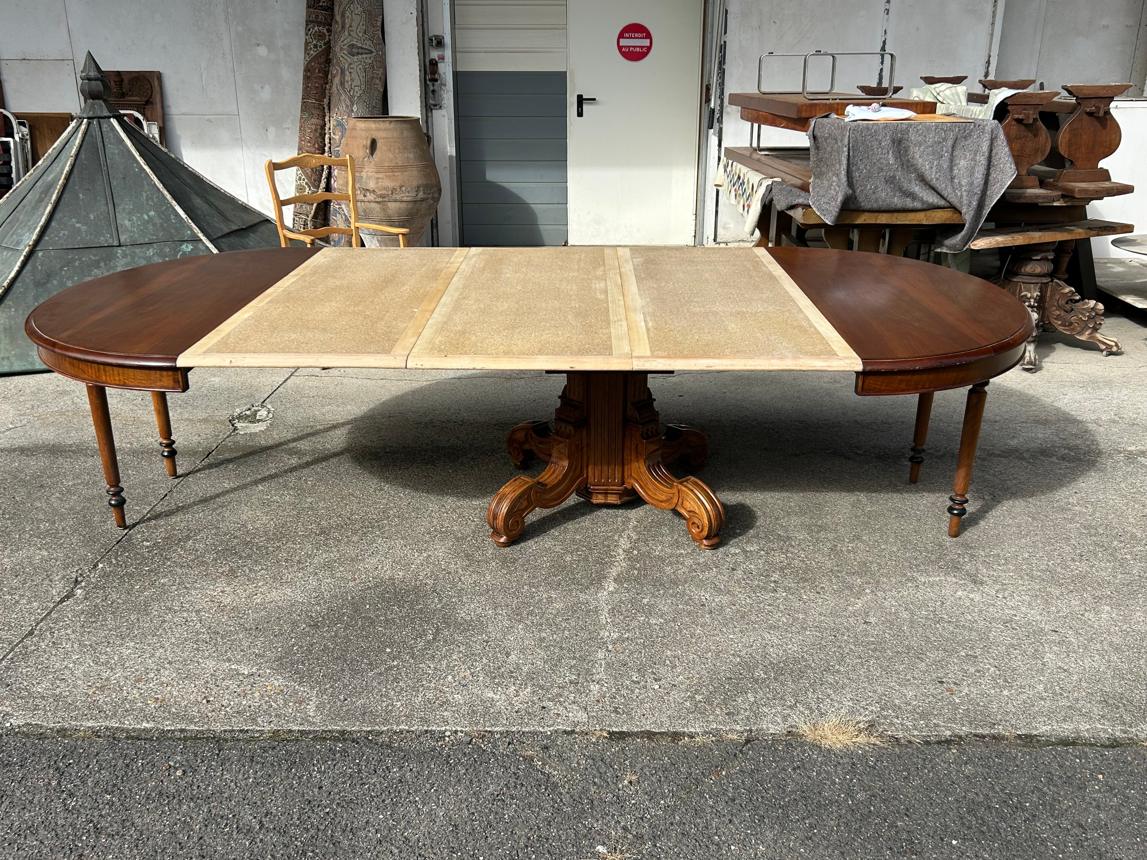 Grande table de salle à manger pied central