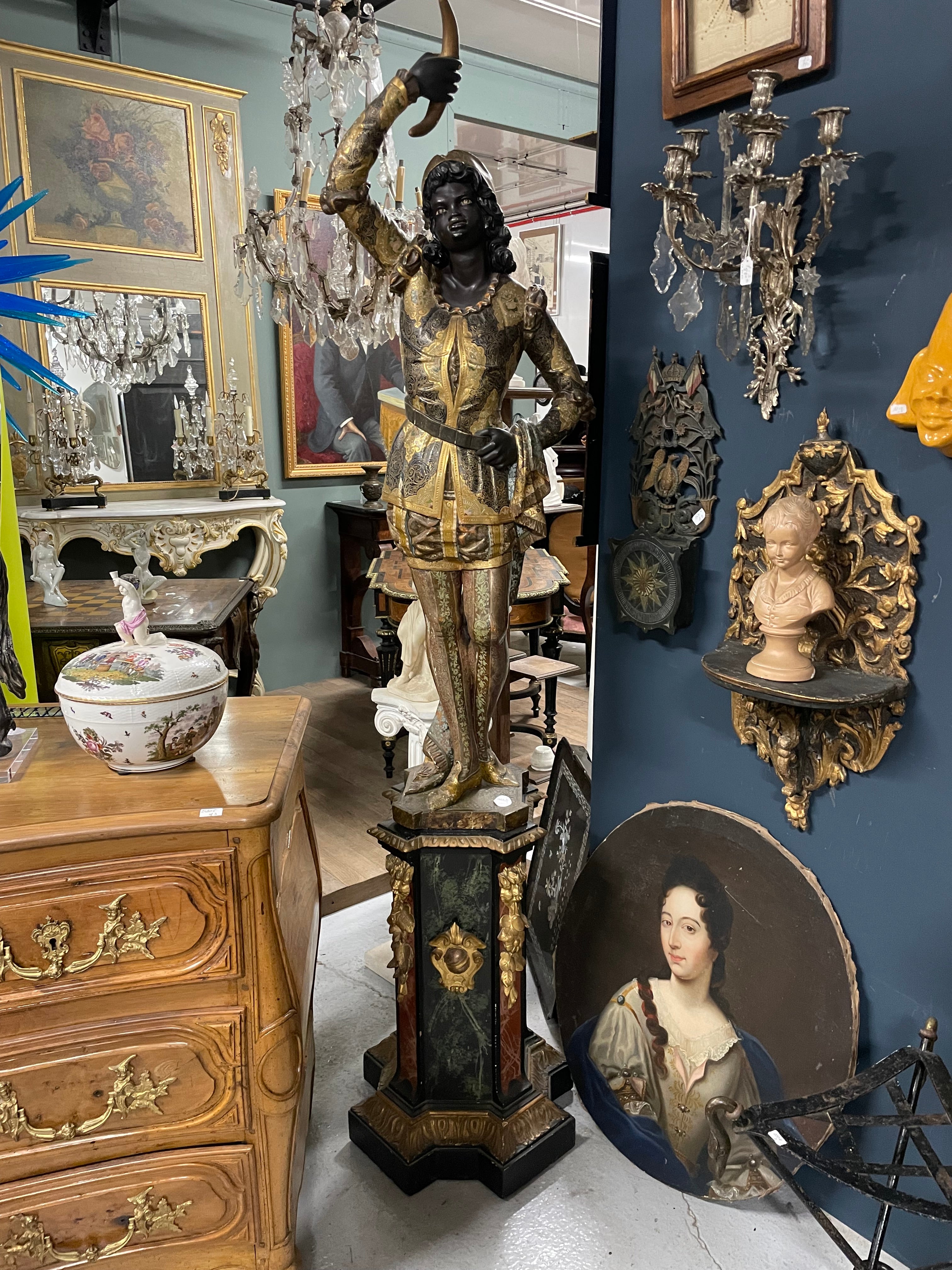 Important nubien porte torchère en bois doré polychrome époque fin XIXème