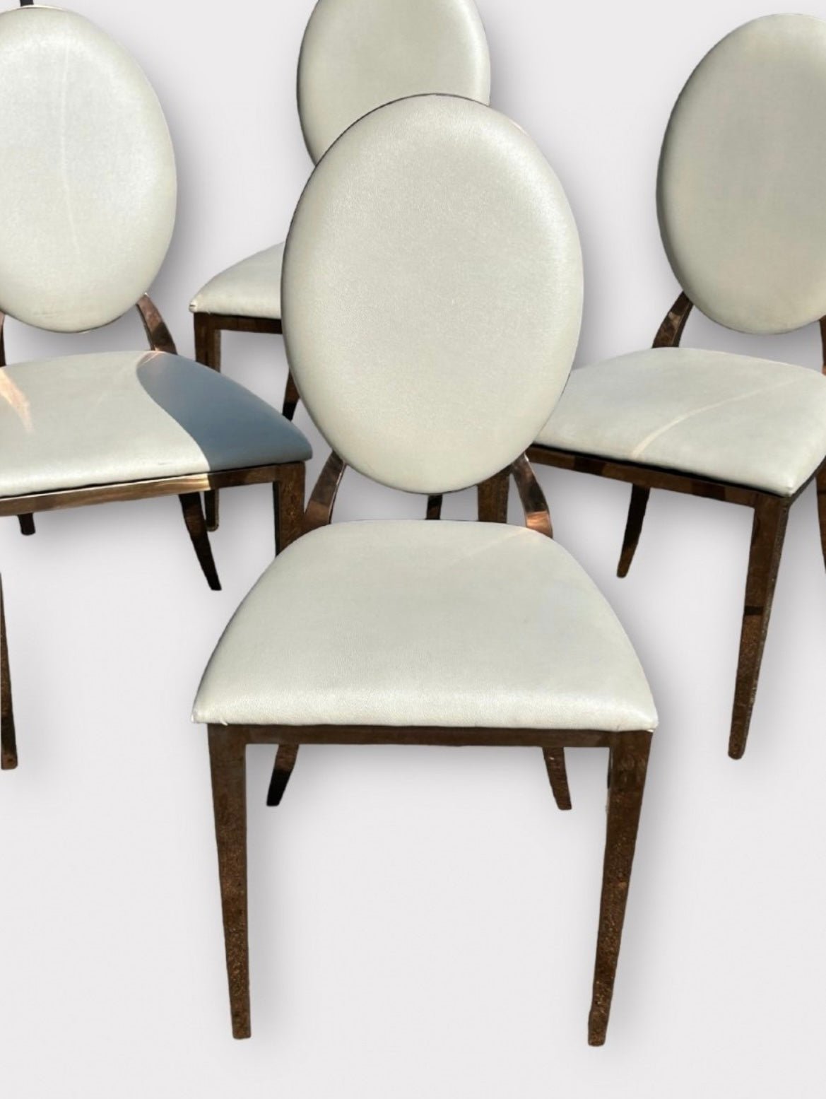 Six Chaises à dossier médaillon En Laiton Et Skaï Blanc Vers 1980