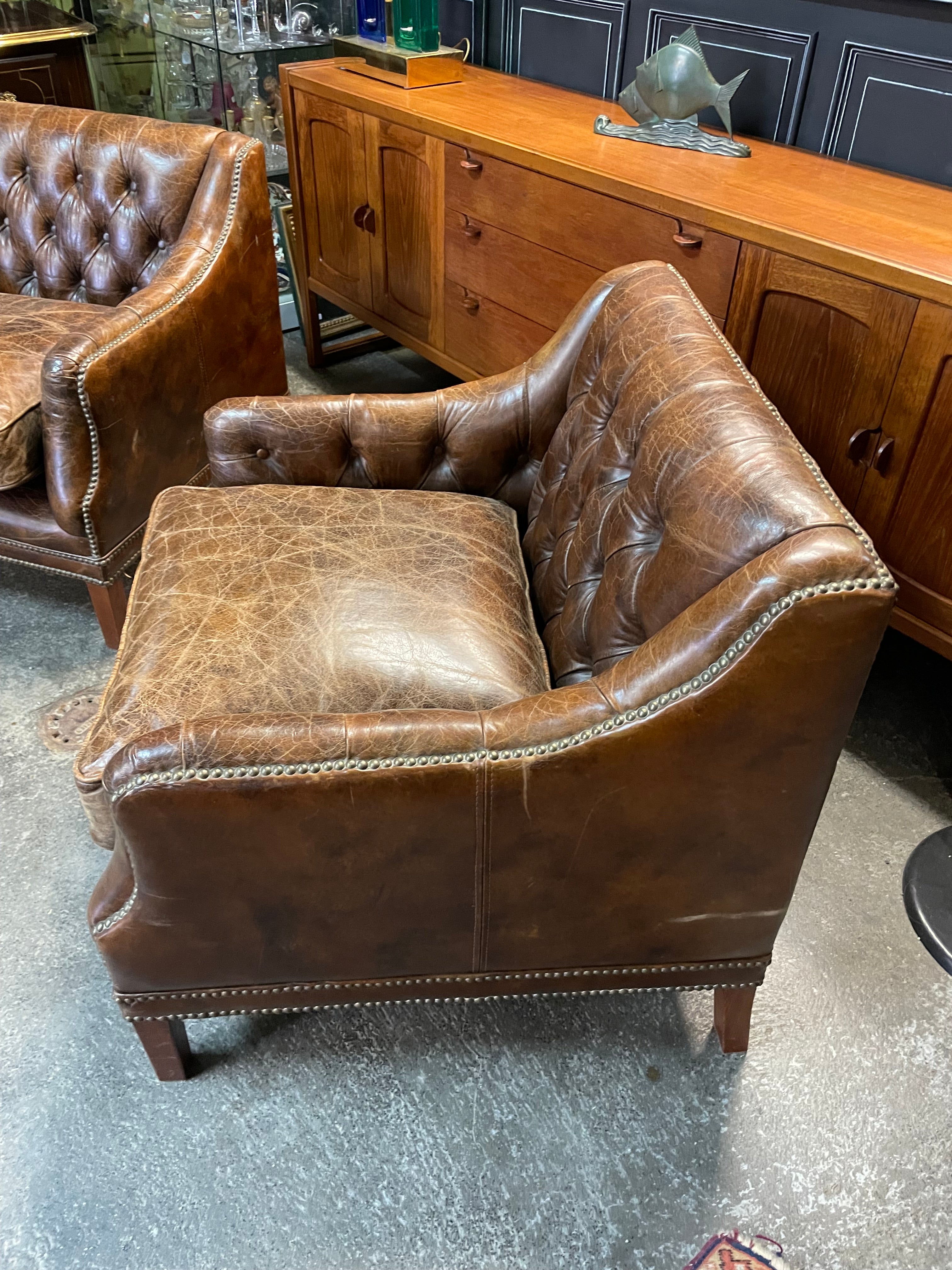 Paire fauteuils chesterfield cuir