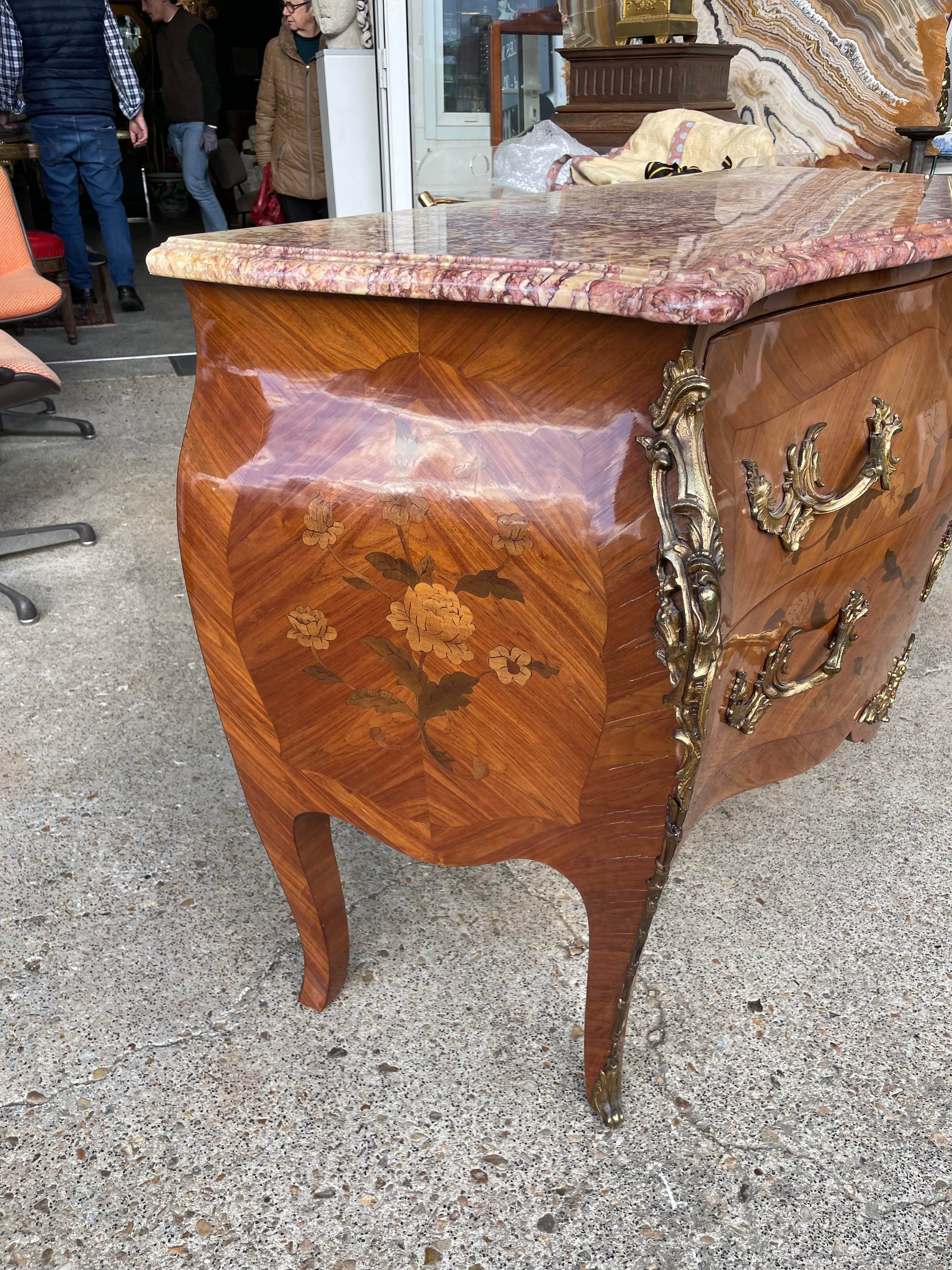 Commode sauteuse style Louis XV en marqueterie