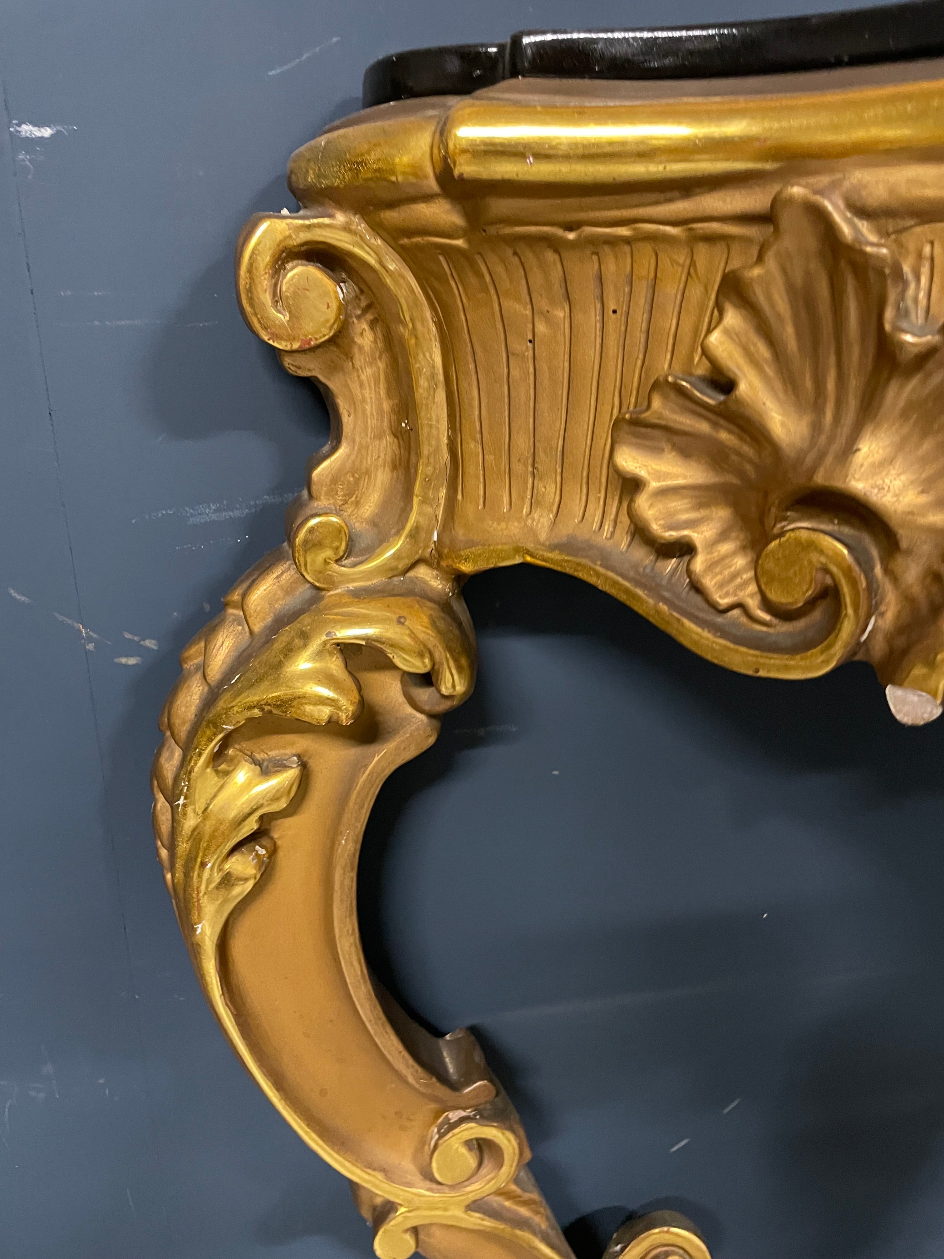 Console en bois doré de style Louis XV Rocaille