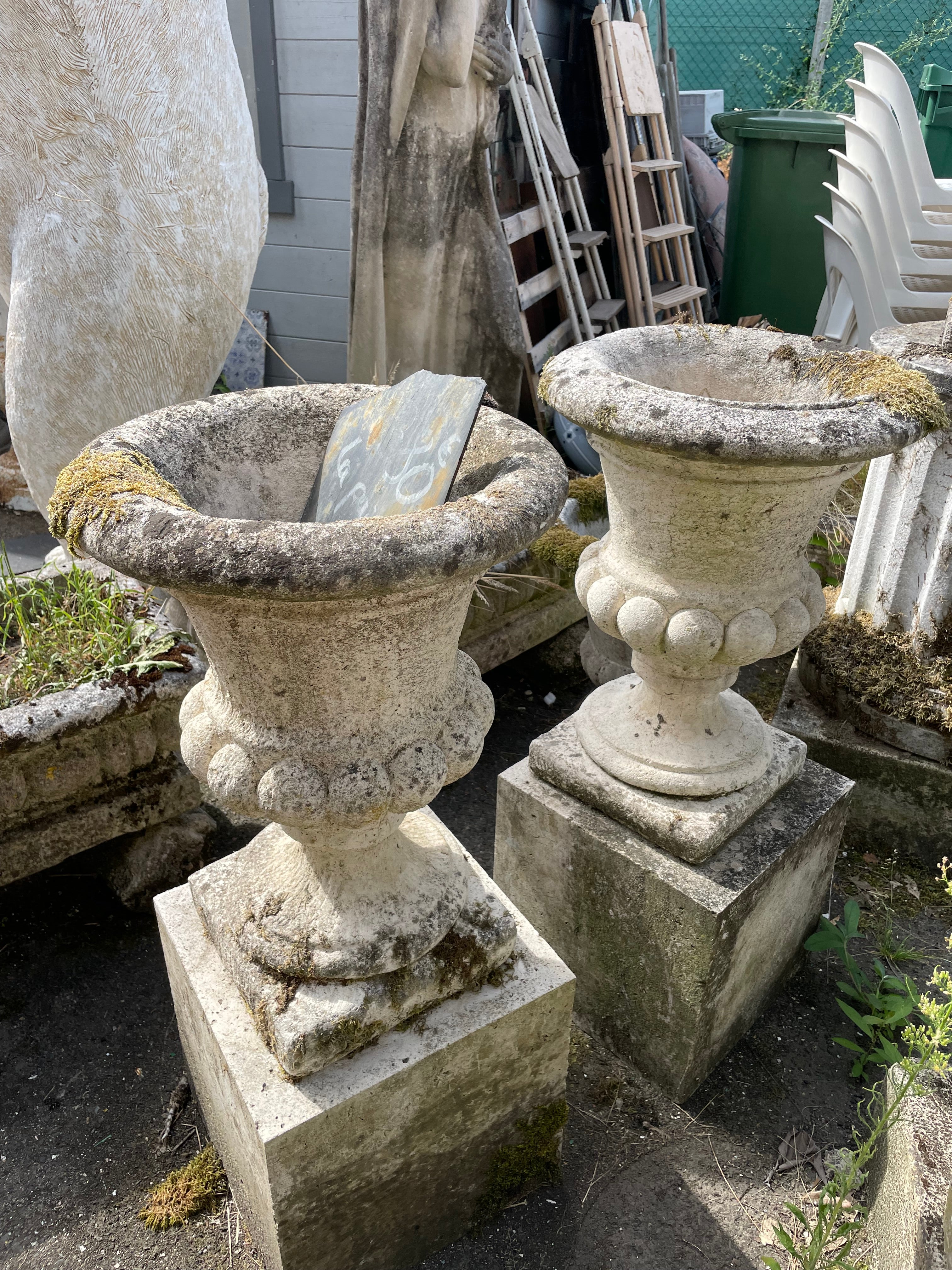 Paire de vases de jardin en pierre reconstituée