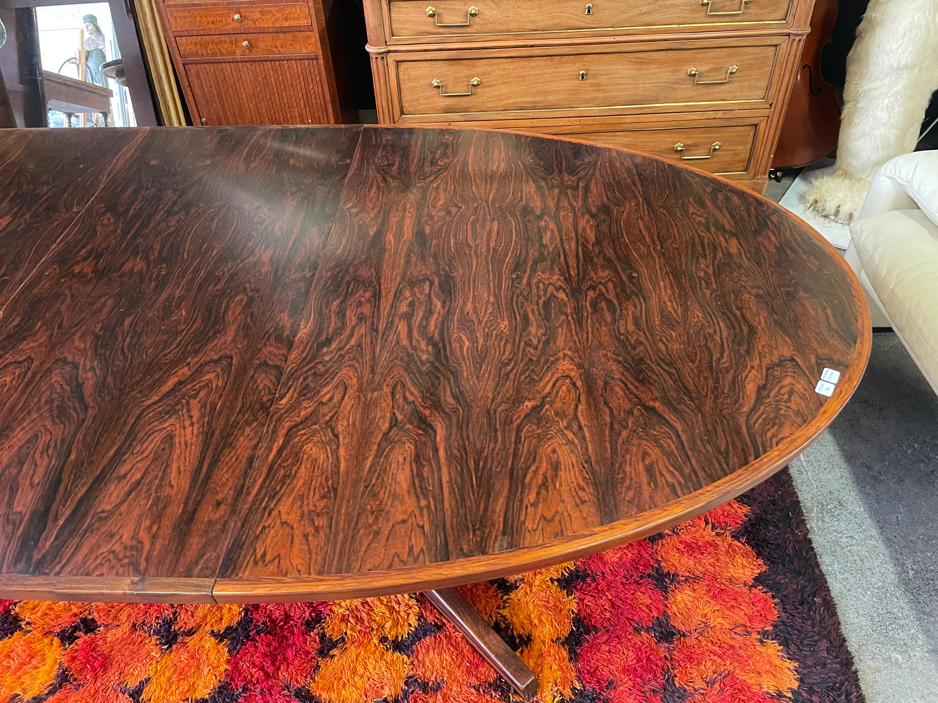 Grande table scandinave en palissandre vers 1960