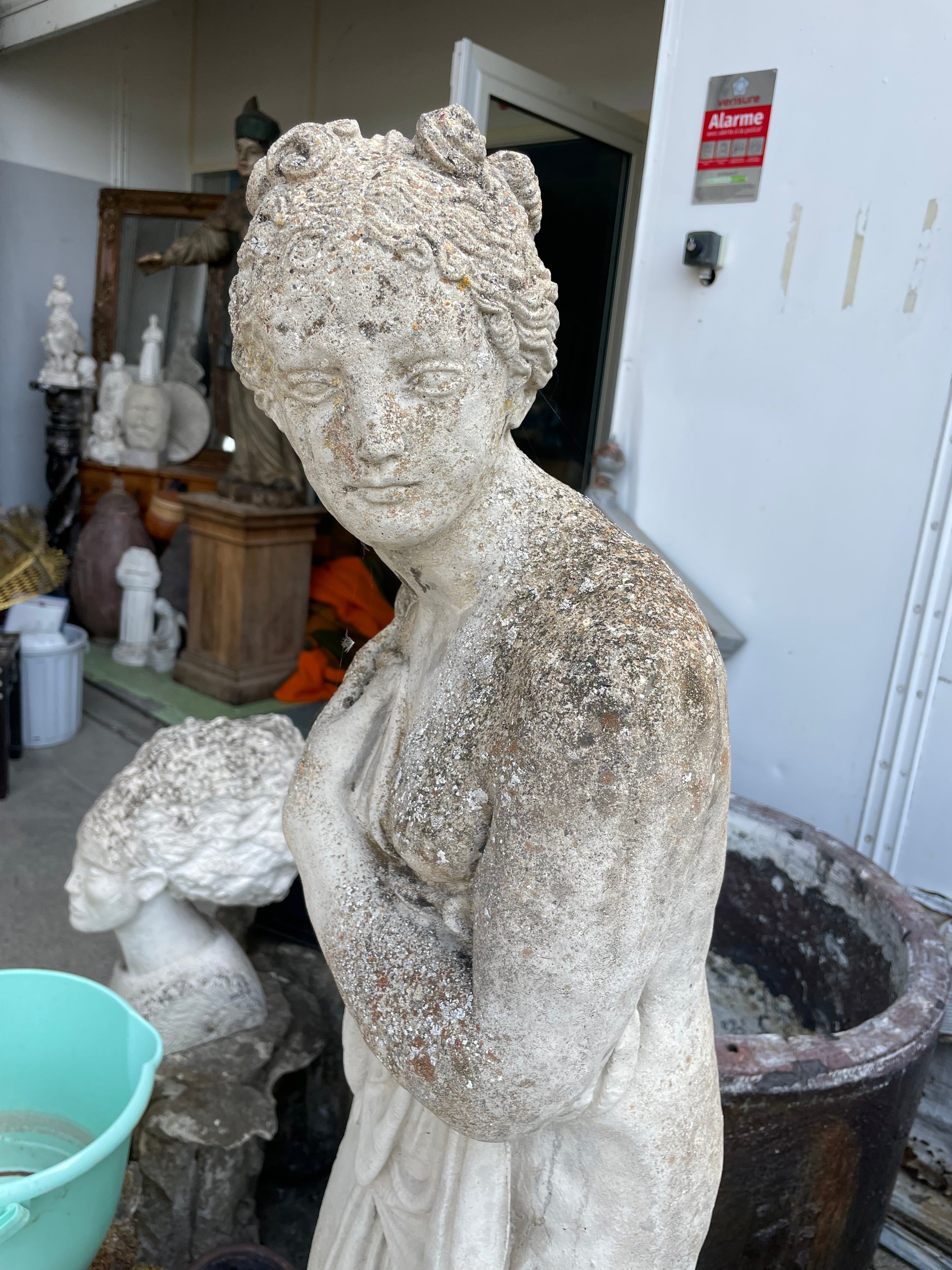 Grande statue de jardin en pierre reconstituée femme à l’antique