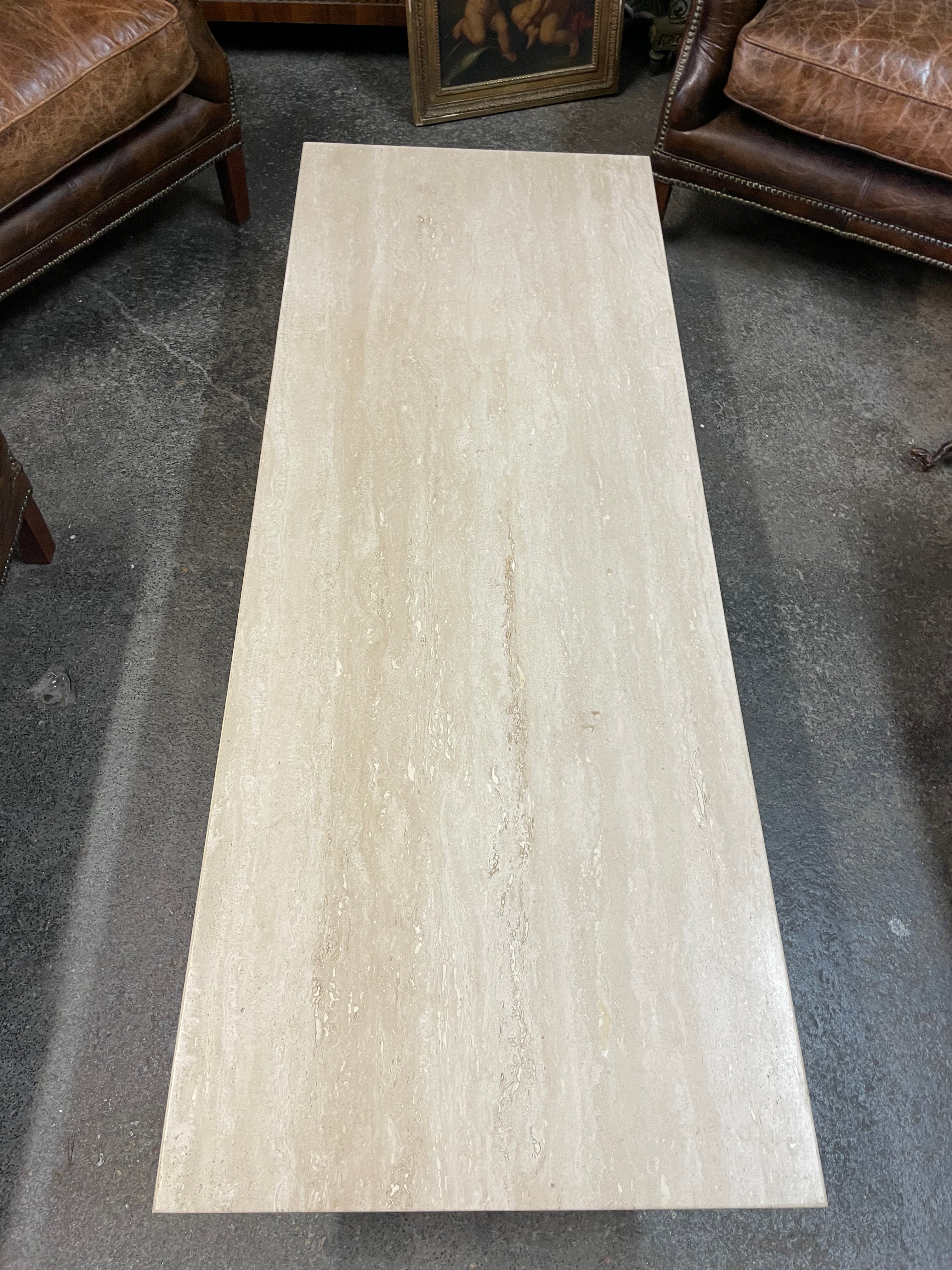 Grande table basse en travertin époque fin XXème