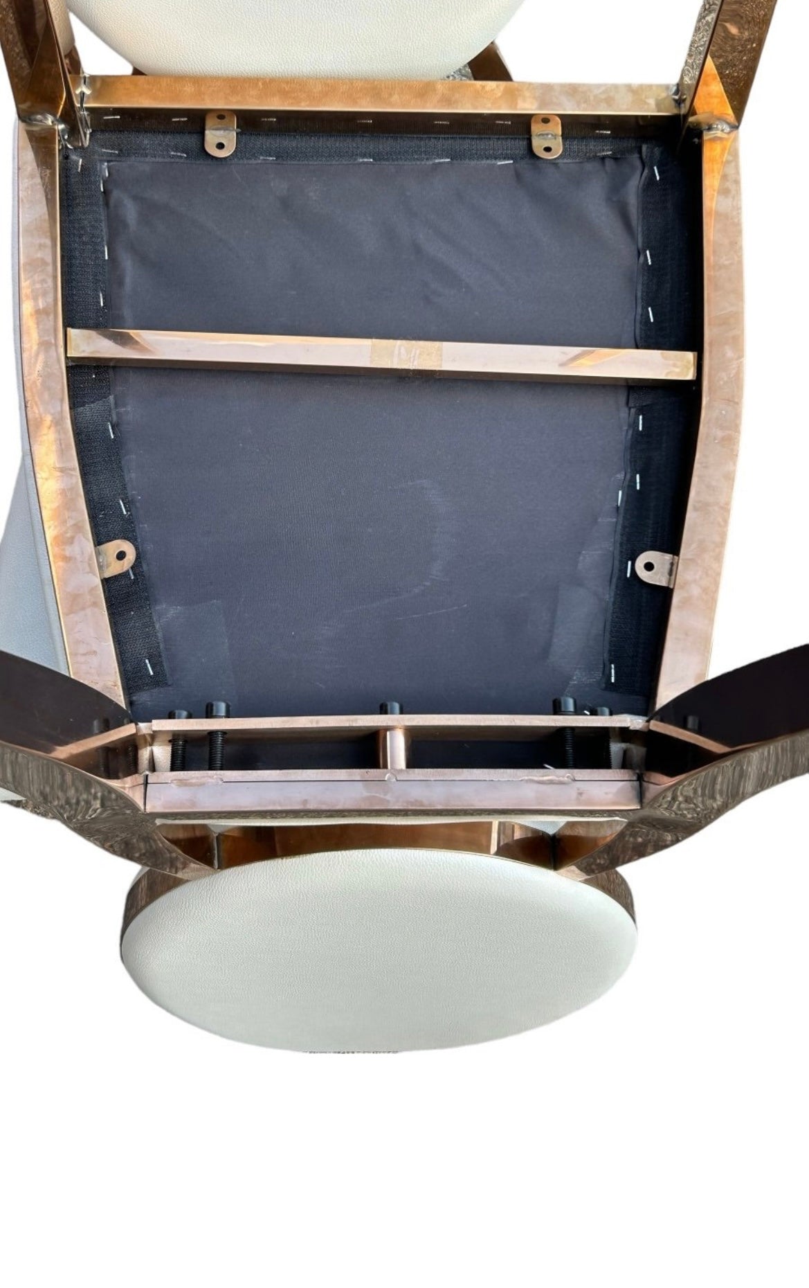 Six Chaises à dossier médaillon En Laiton Et Skaï Blanc Vers 1980