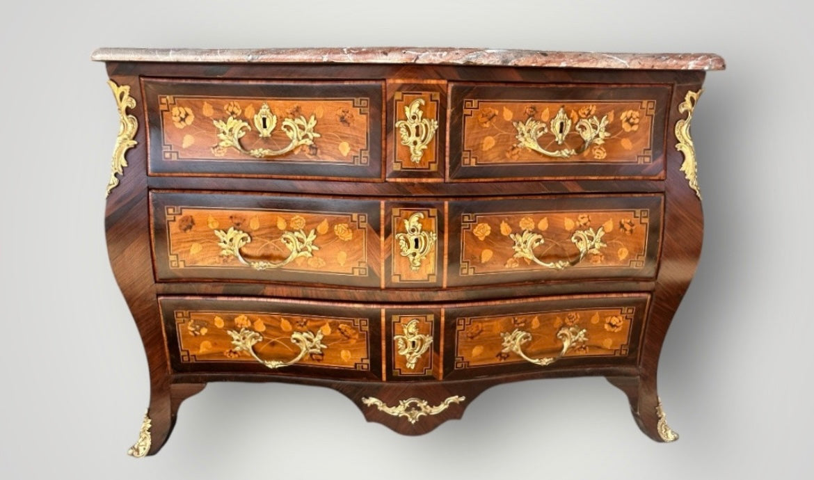 Commode tombeau Louis XV en marqueterie de fleurs d’époque XVIIIème siècle