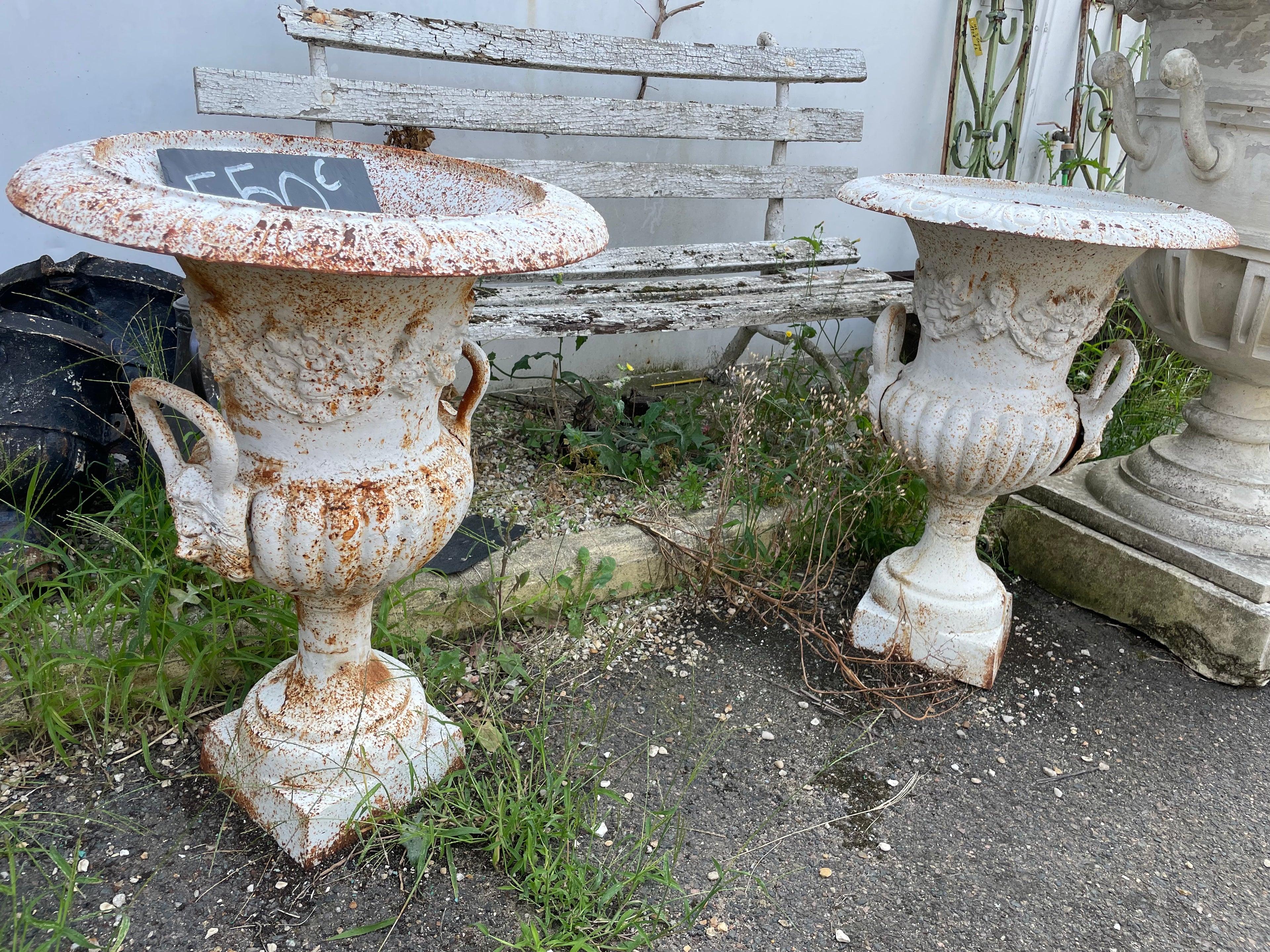 Paire de vases Médicis en fonte à anses