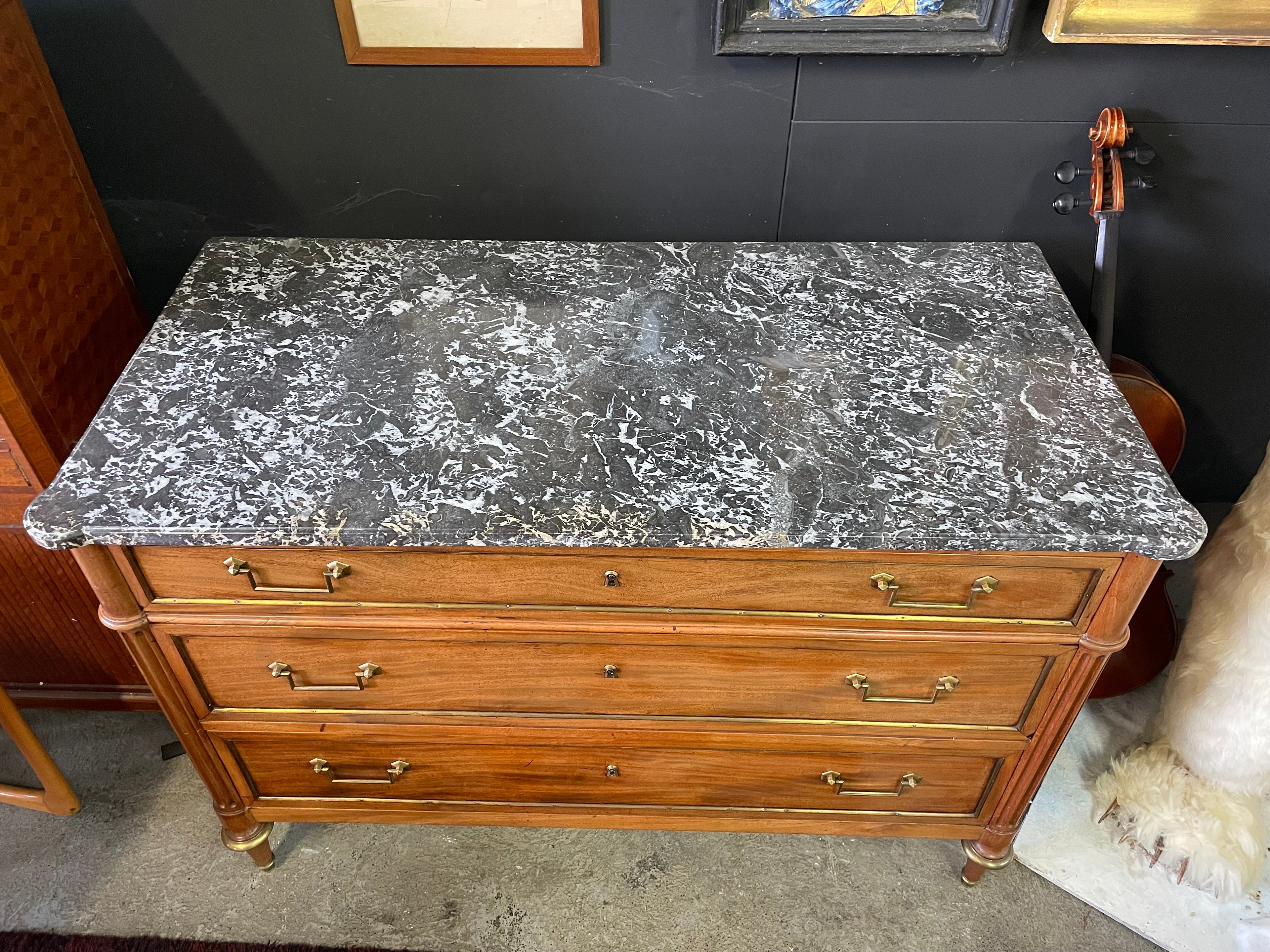 Commode époque Louis XVI en acajou