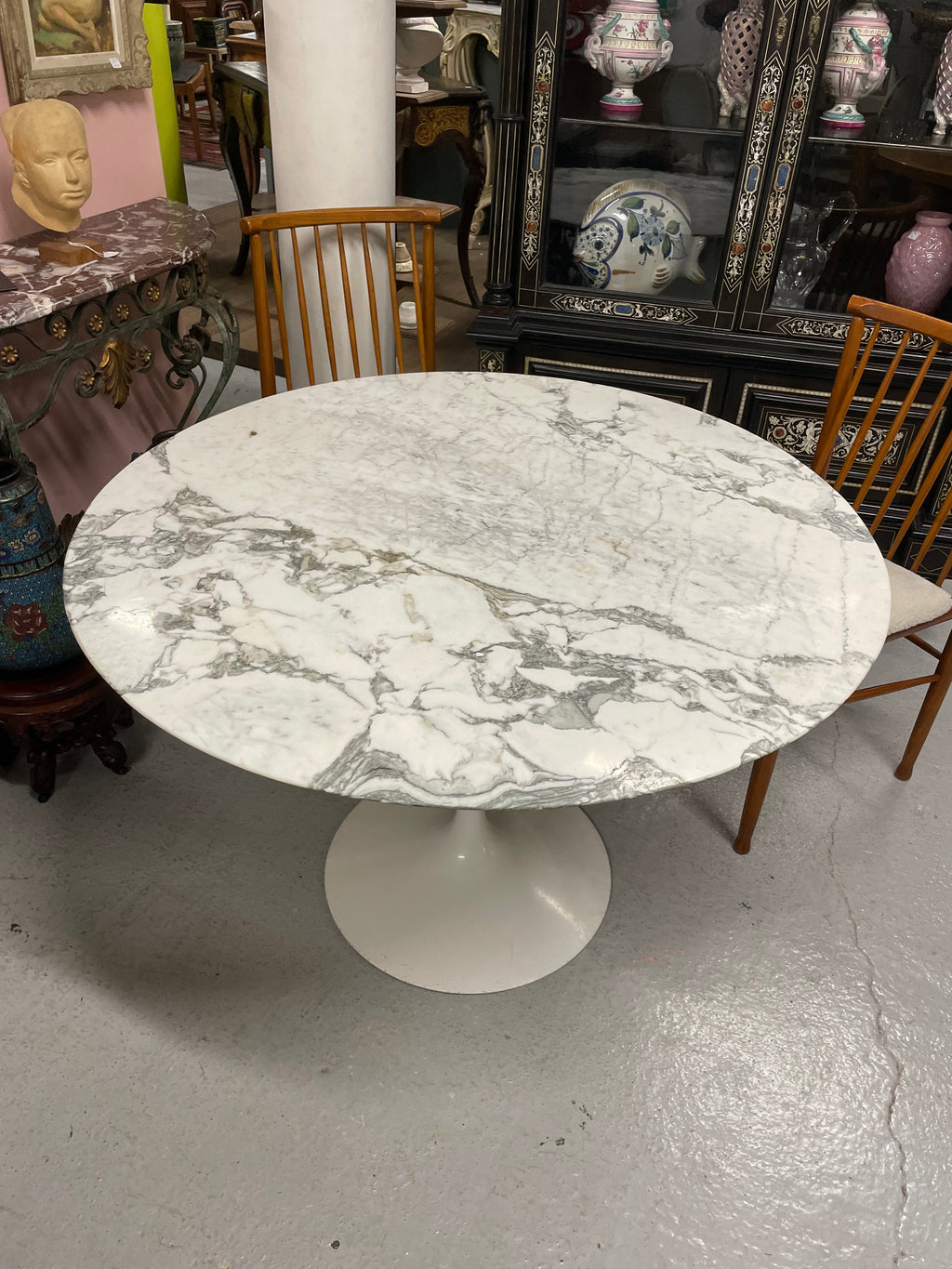 Table Knoll Eero Saarinen Modèle Tulipe En Marbre 107 Cm