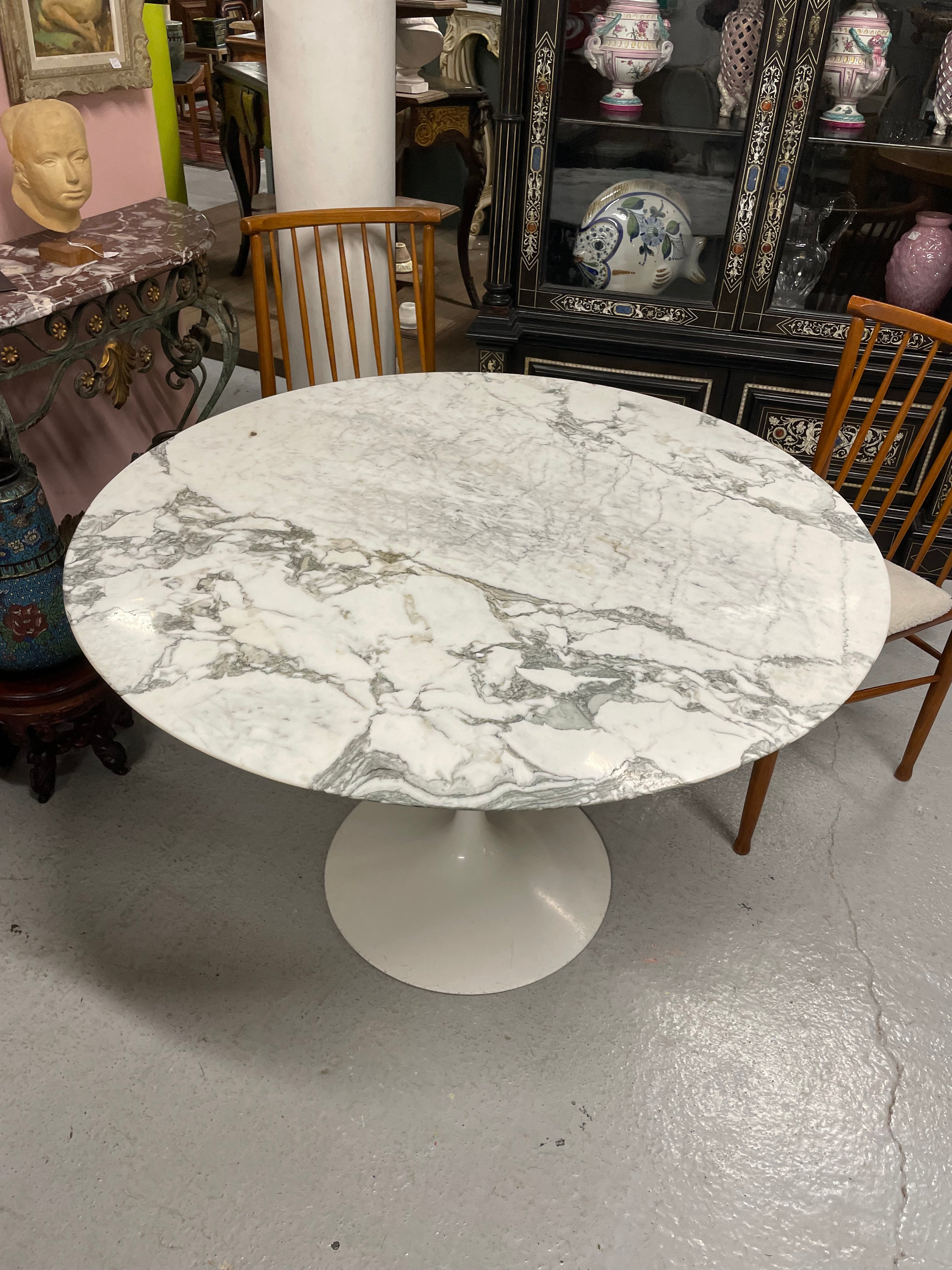 Table Knoll Eero Saarinen Modèle Tulipe En Marbre 107 Cm