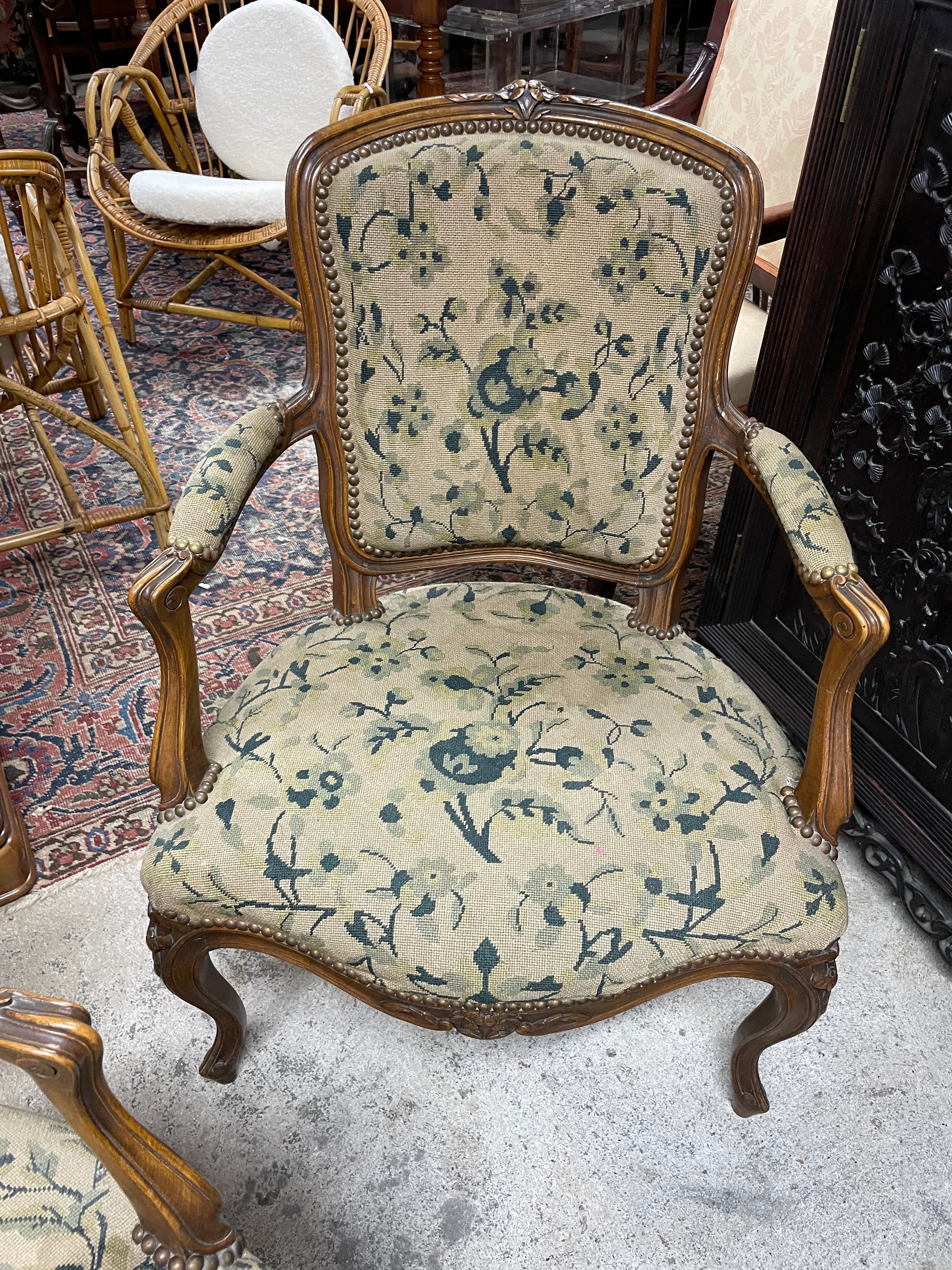 Paire de fauteuils en hêtre de style Louis XV époque 19ème