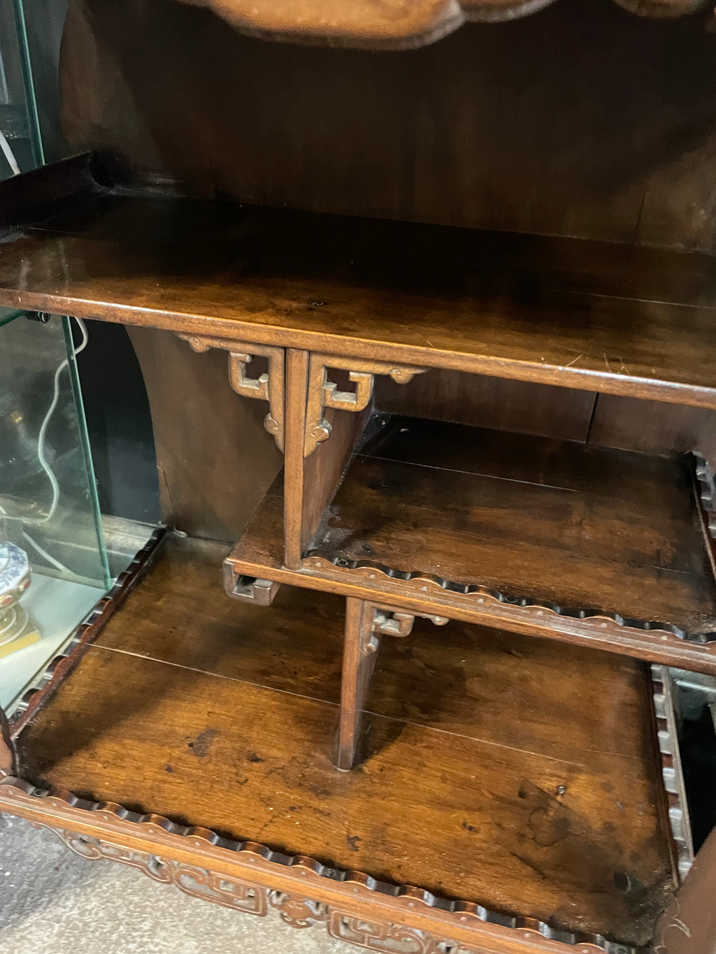 Vitrine chinoisante dans le goût de Viardot ou Perret Vibert