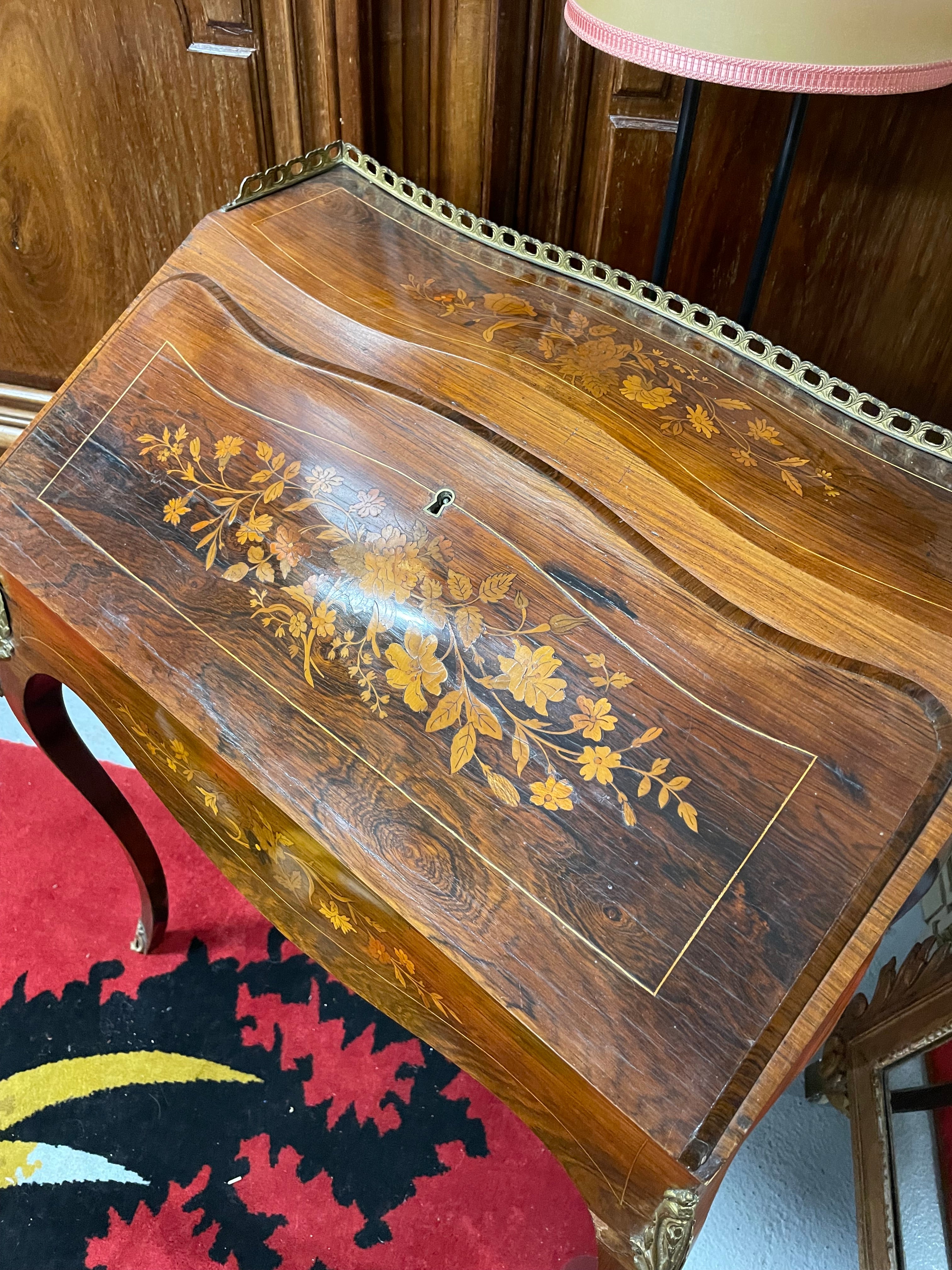 Bureau bonheur du jour en marqueterie de style Louis XV