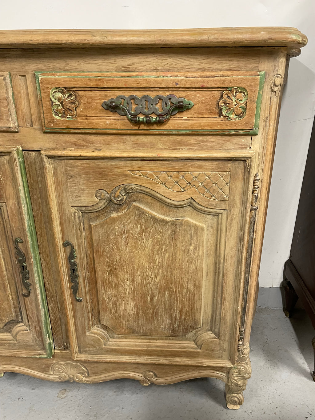 Buffet rustique en chêne sablé style Louis XV