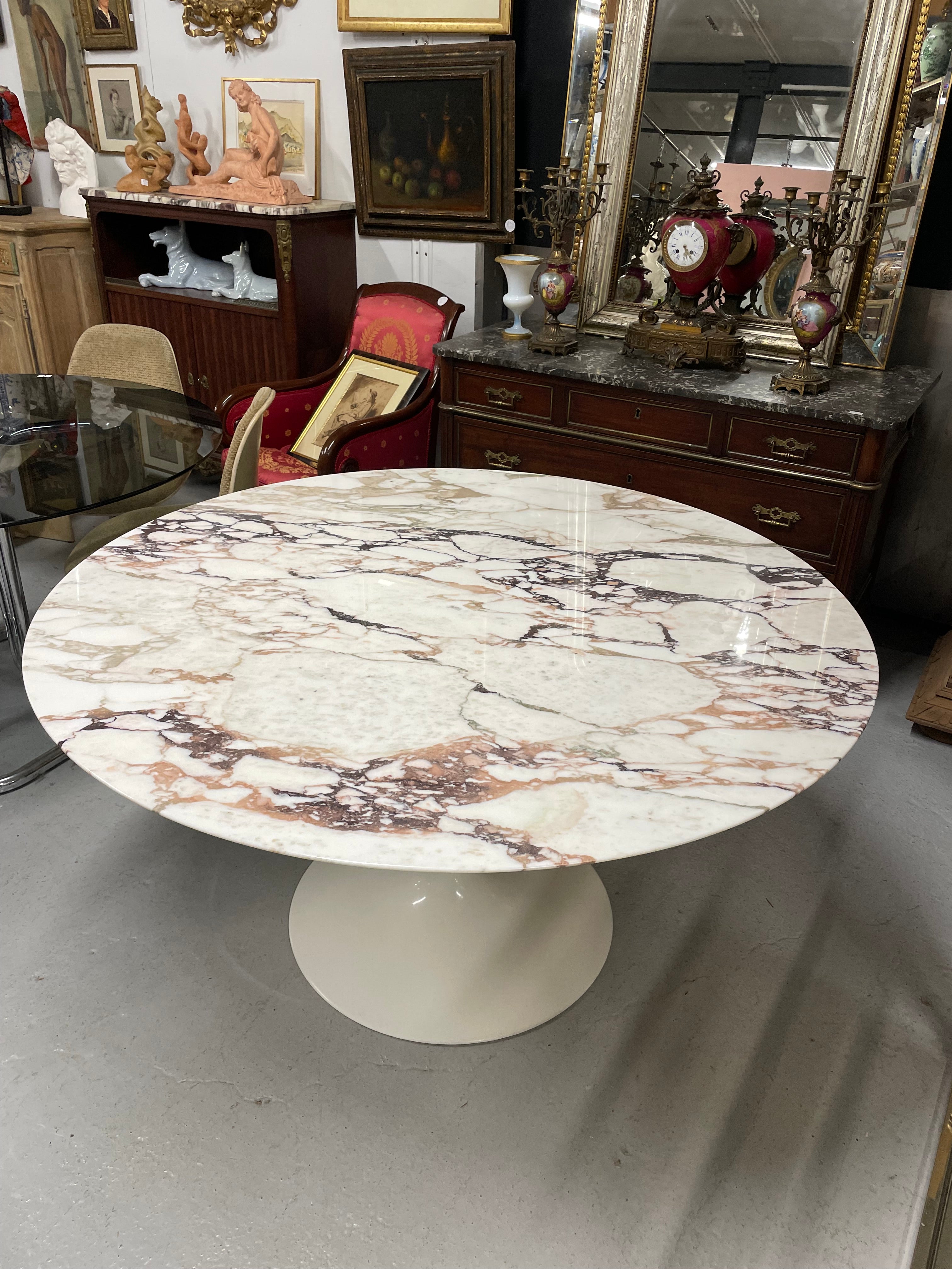 Table Knoll Eero Saarinen Modèle Tulipe En Marbre 137 Cm