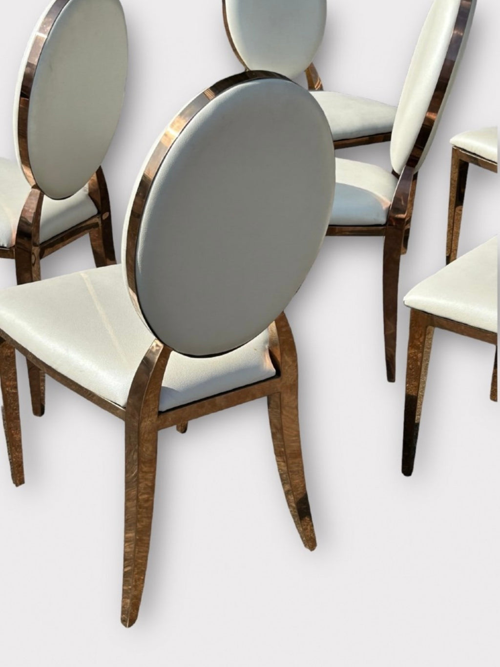 Six Chaises à dossier médaillon En Laiton Et Skaï Blanc Vers 1980