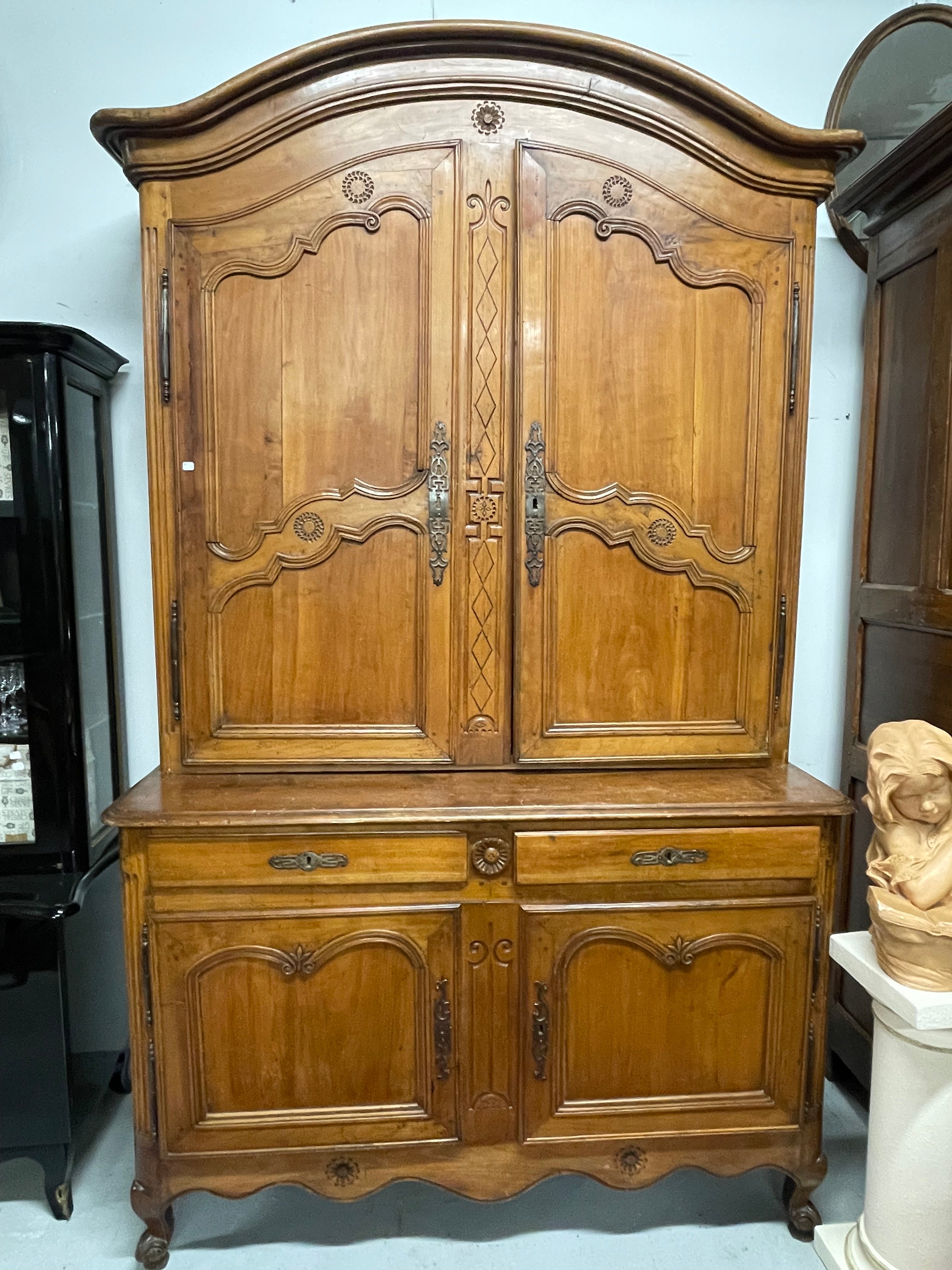 Buffet deux corps rustique de style Louis XV