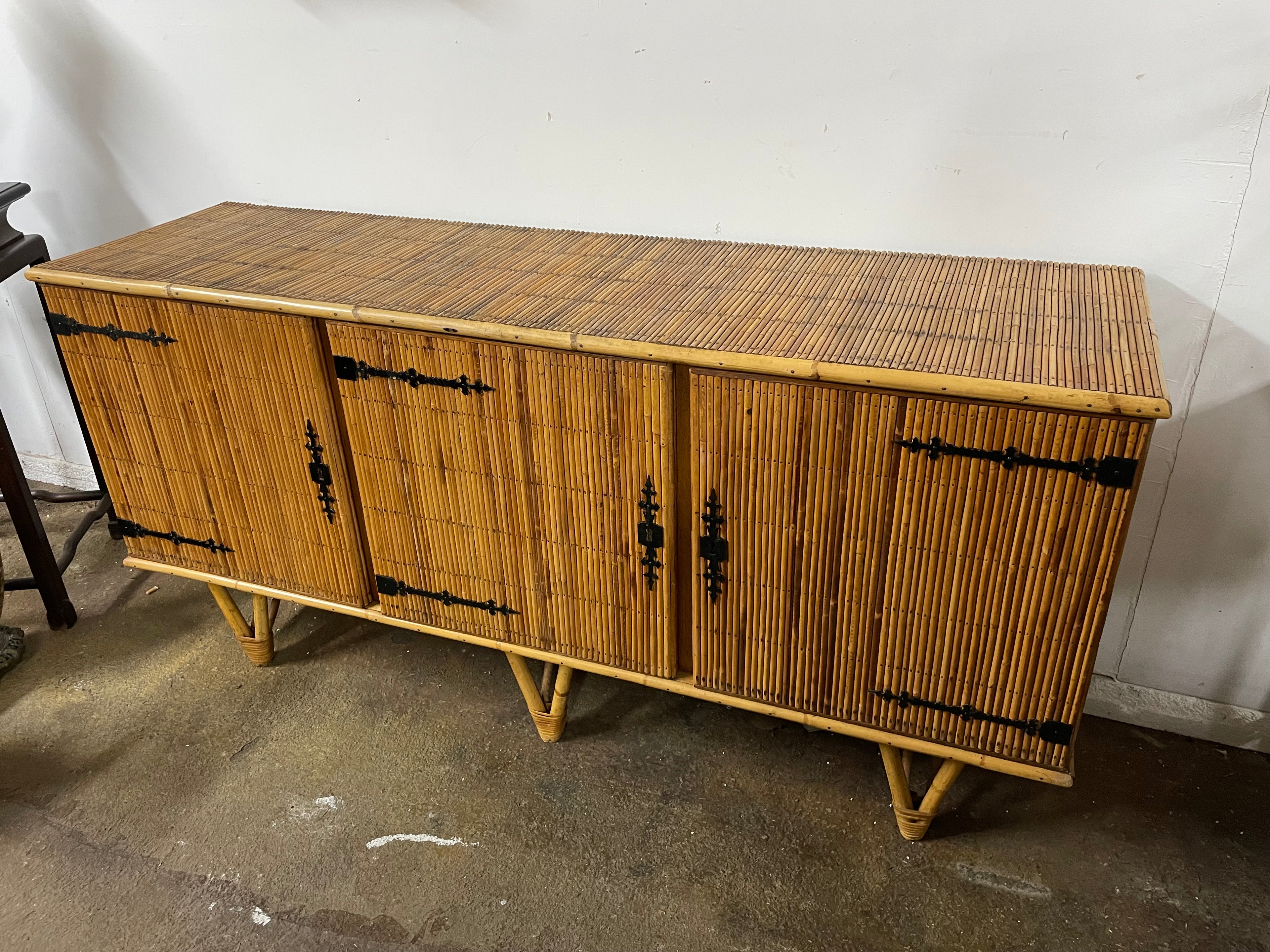 VENDUE - Enfilade en rotin Audoux Minet vers 1960