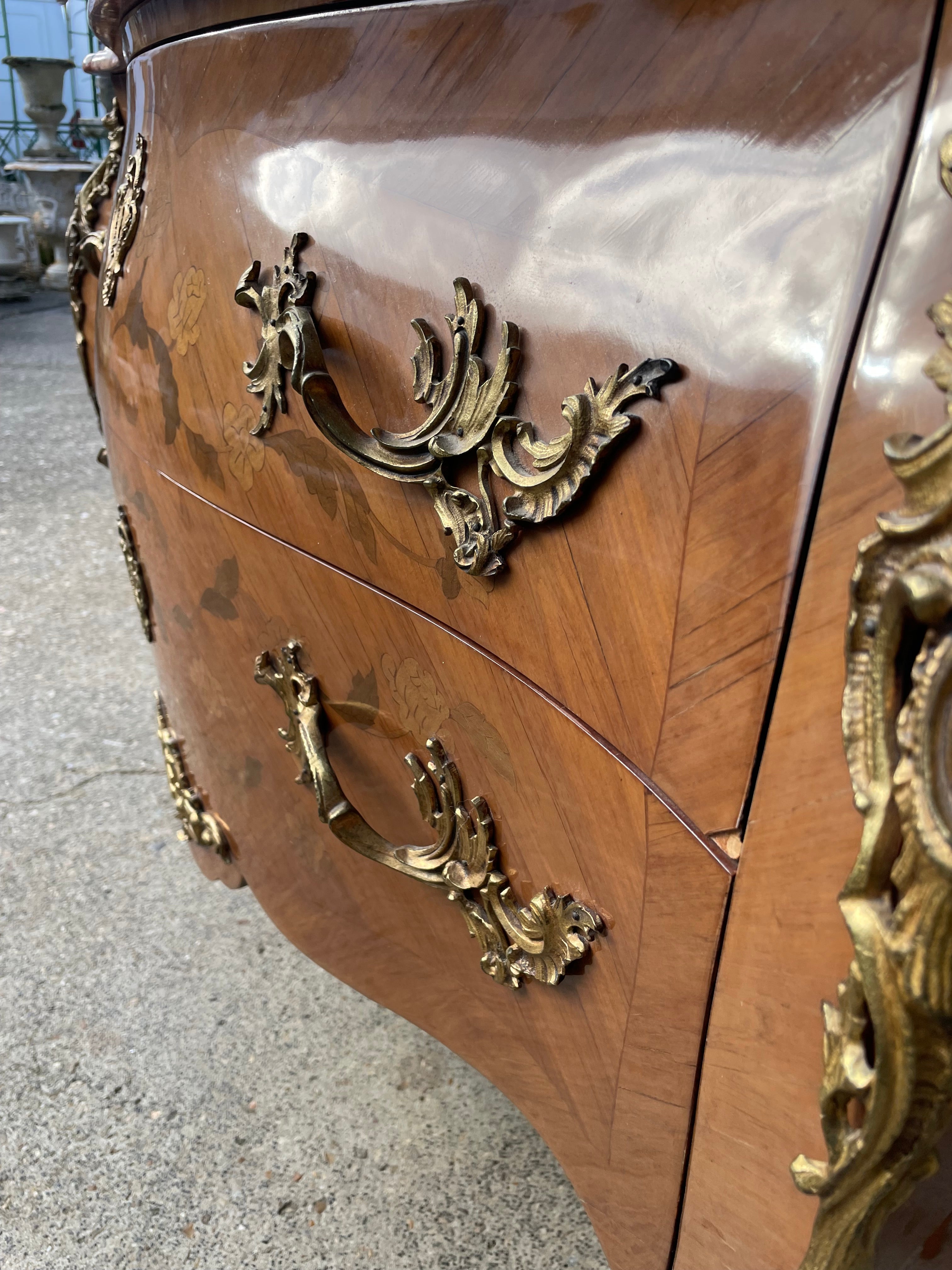 Commode sauteuse style Louis XV en marqueterie