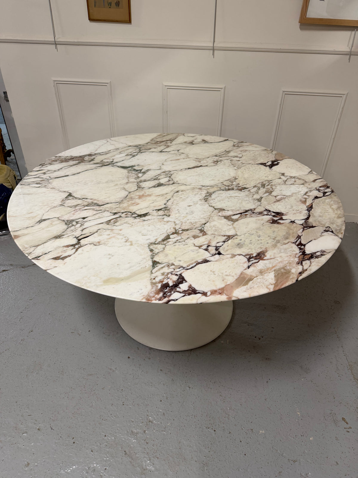TABLE KNOLL EERO SAARINEN MODÈLE TULIPE EN MARBRE 137 CM