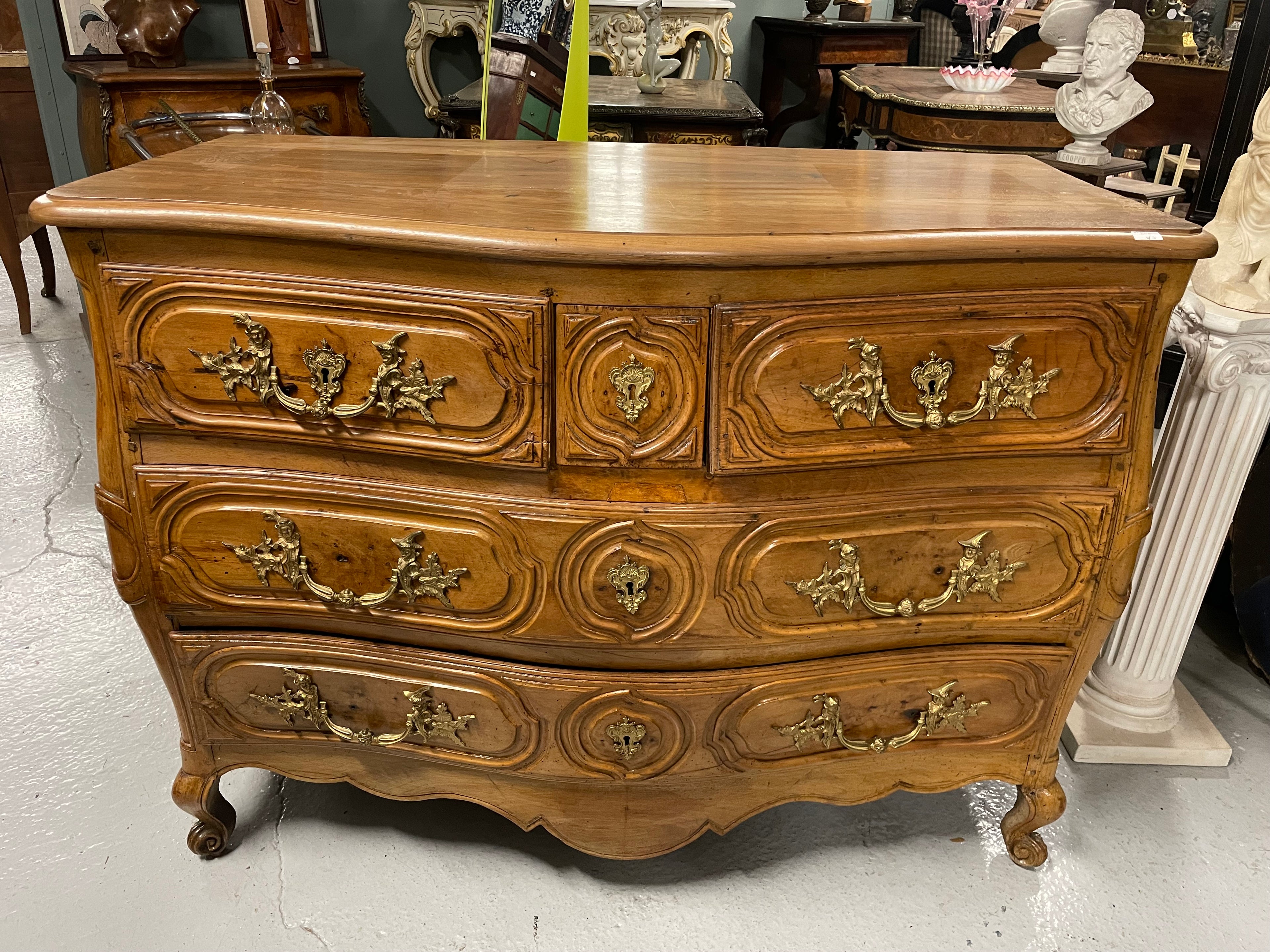 Commode tombeau Louis XV en Noyer époque XVIIIème