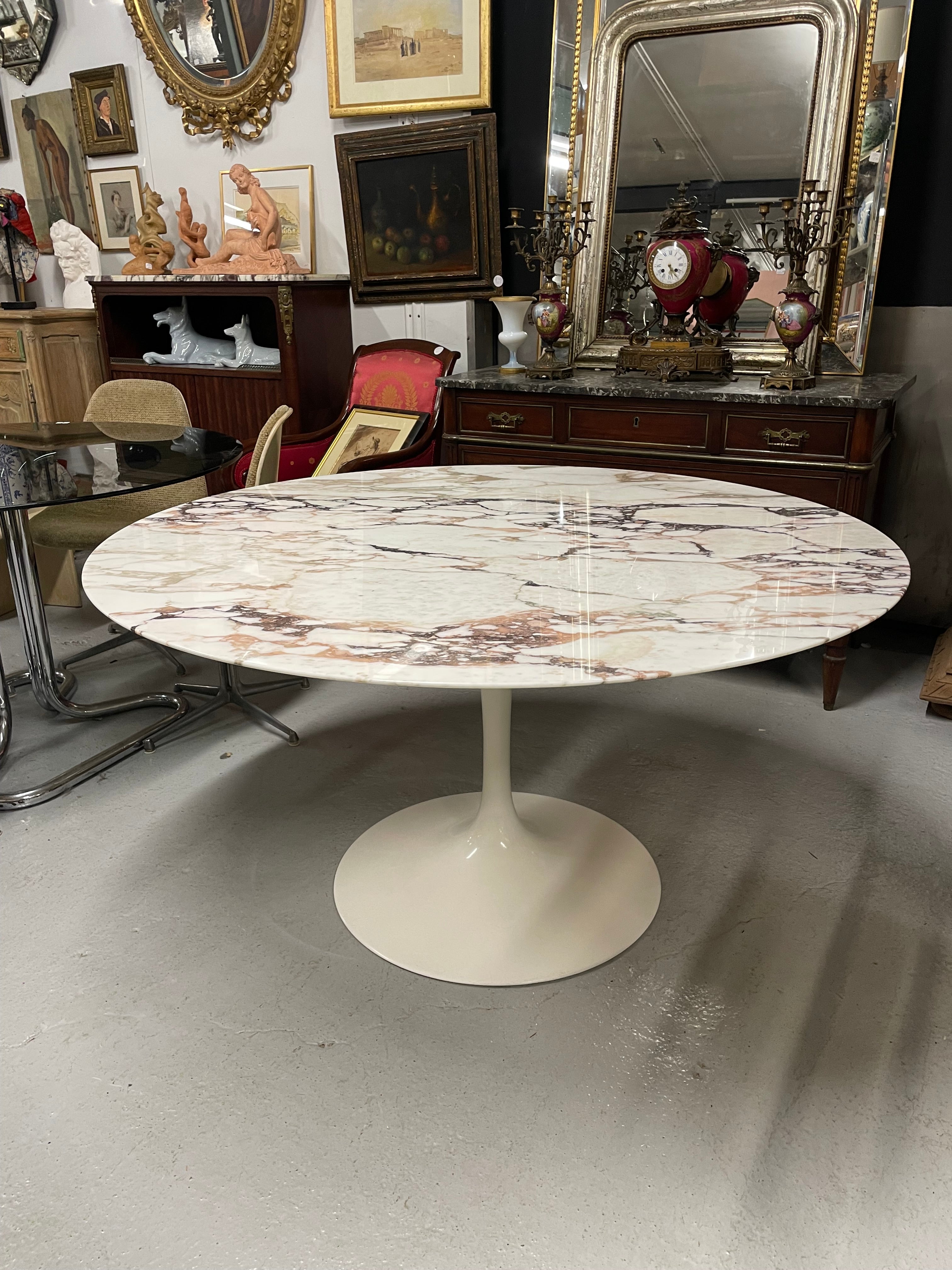 Table Knoll Eero Saarinen Modèle Tulipe En Marbre 137 Cm