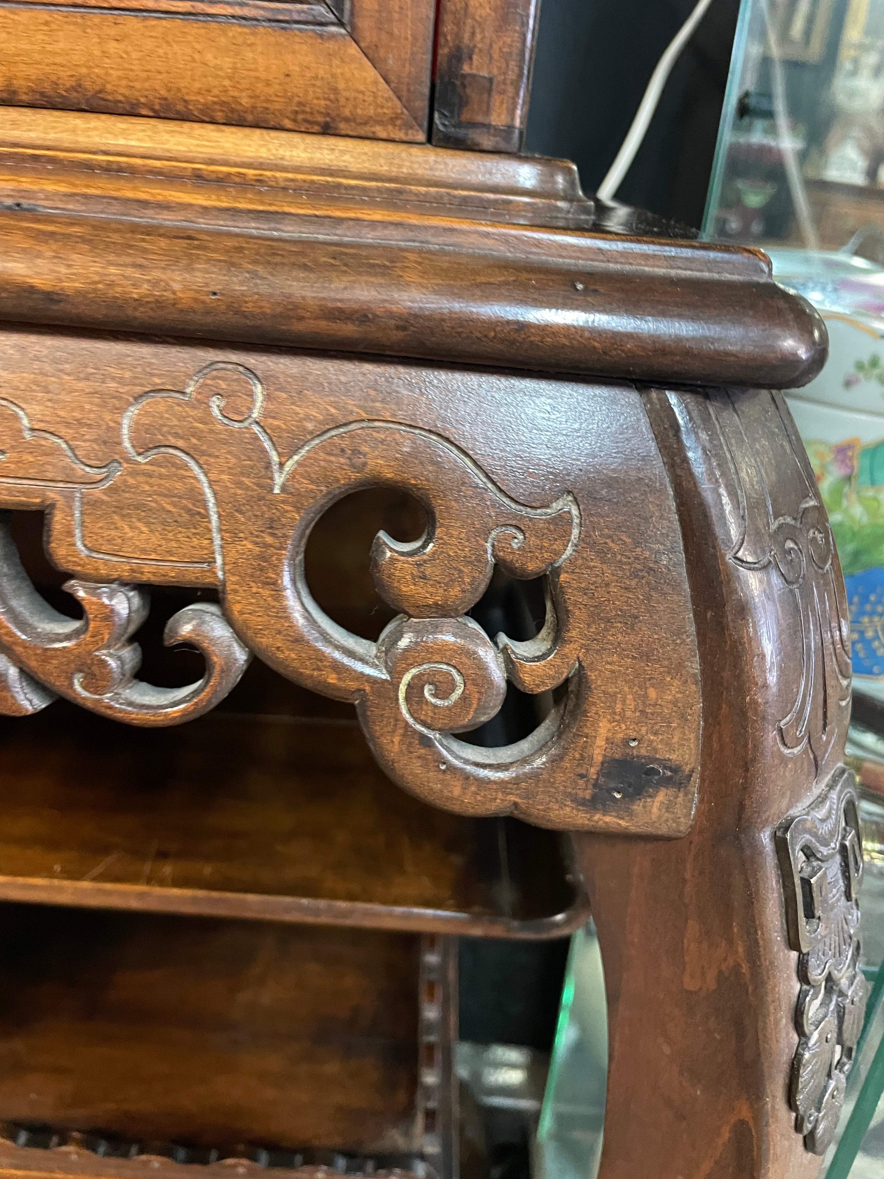 Vitrine chinoisante dans le goût de Viardot ou Perret Vibert