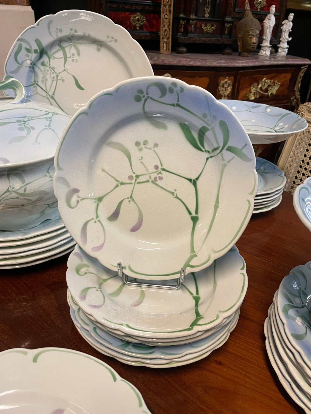 SERVICE DE TABLE AU « GUI » EDMOND LACHENAL FAIENCE KELLER ET GUERIN 62 PIÈCES