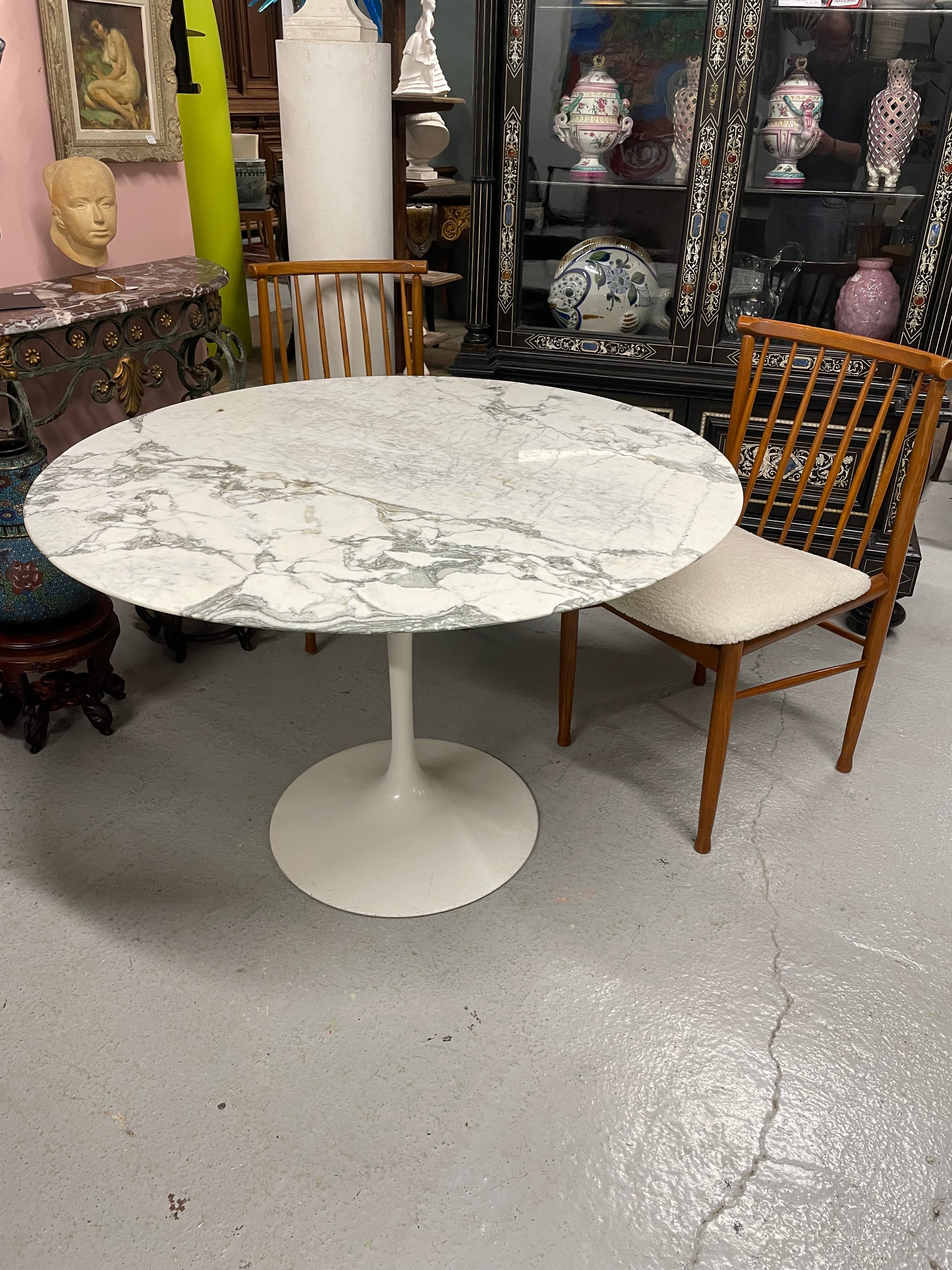 Table Knoll Eero Saarinen Modèle Tulipe En Marbre 107 Cm
