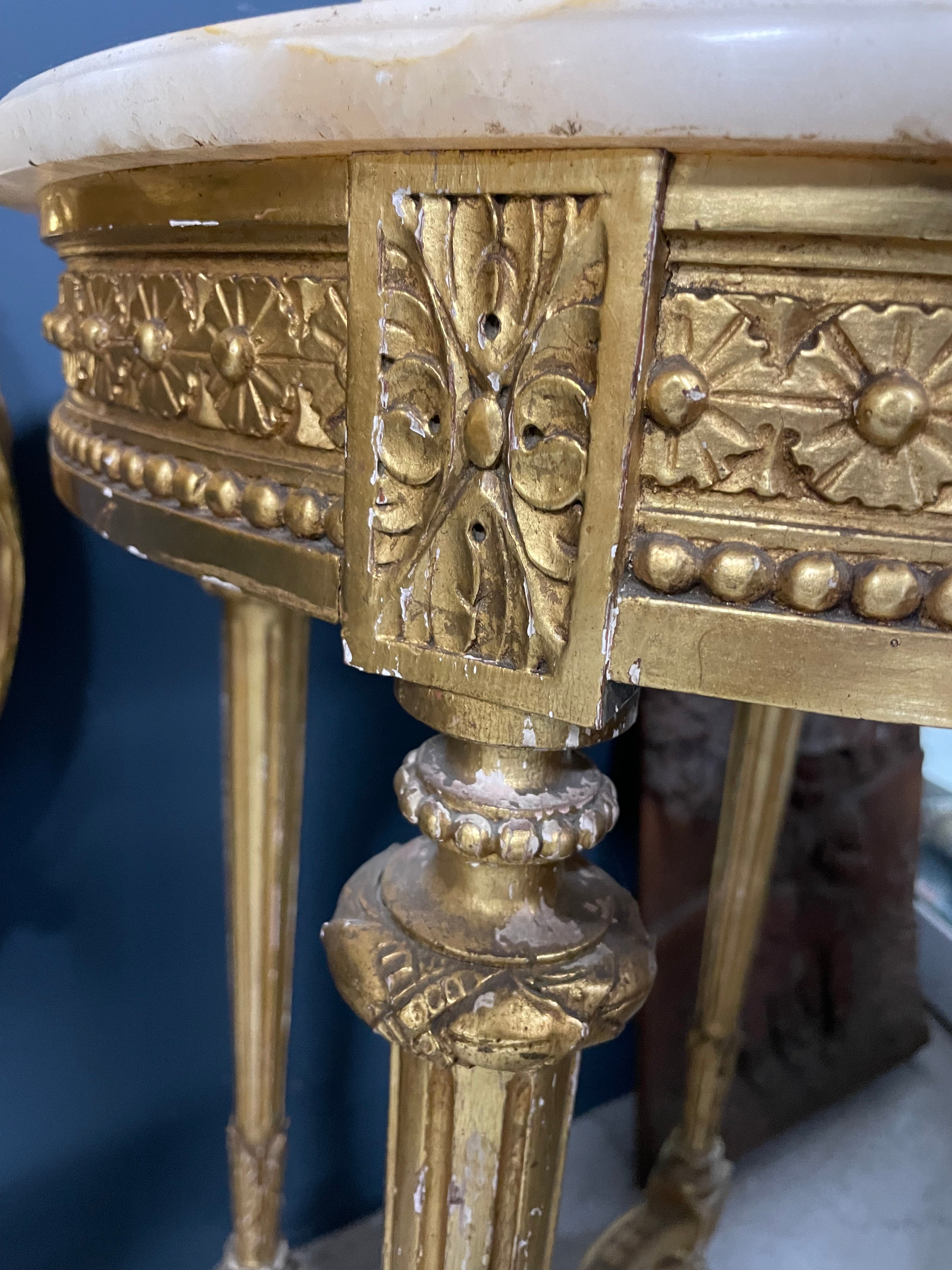 Guéridon de style Louis XVI Bois doré et marbre