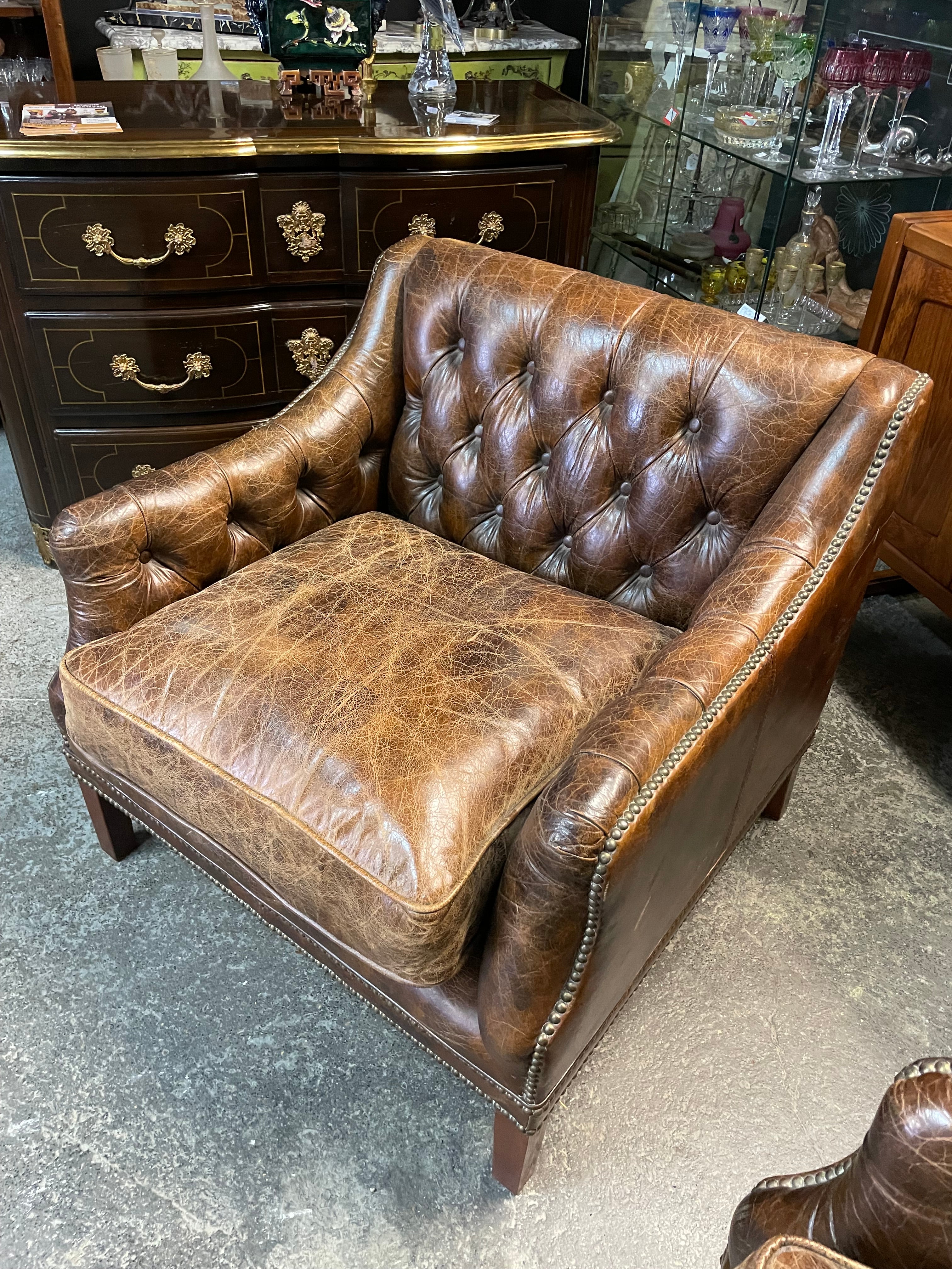 Paire fauteuils chesterfield cuir