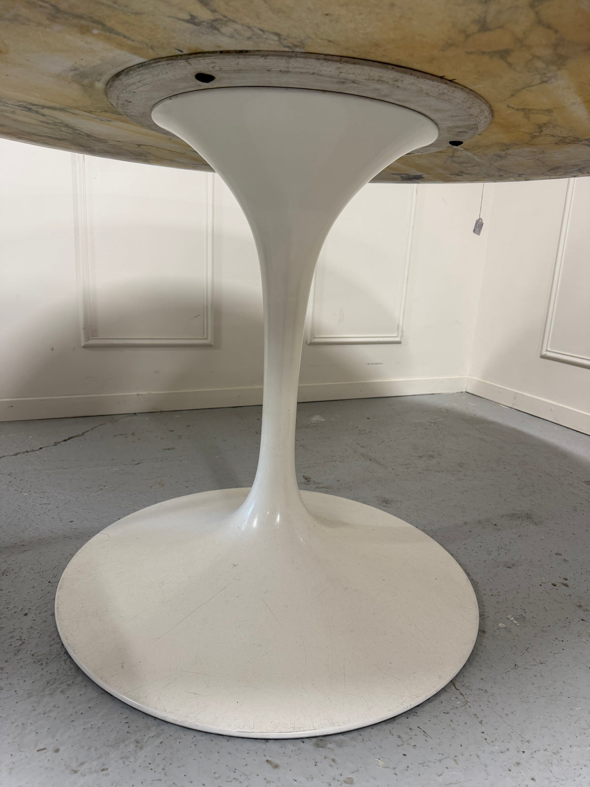 TABLE KNOLL EERO SAARINEN MODÈLE TULIPE EN MARBRE 137 CM