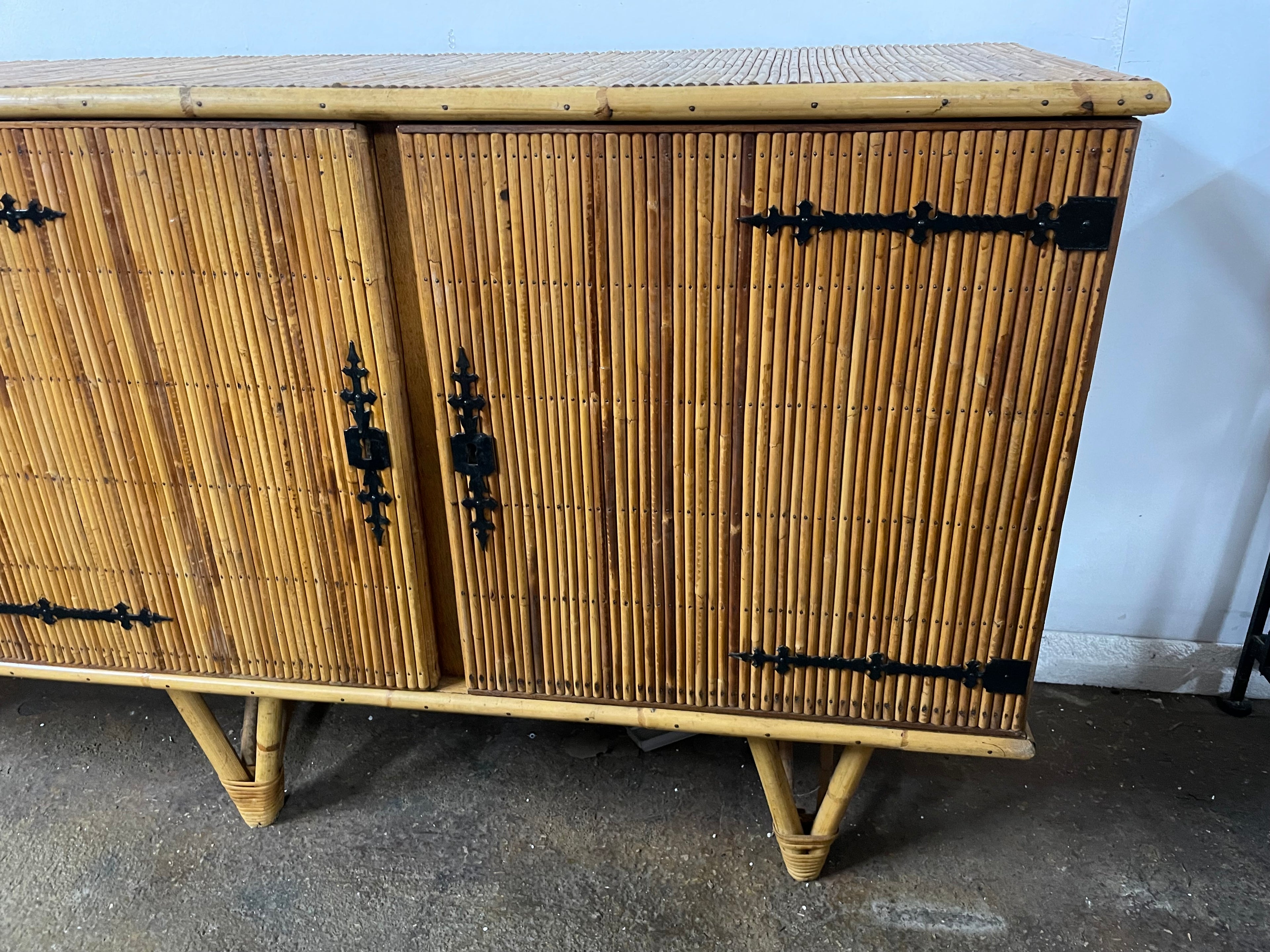 VENDUE - Enfilade en rotin Audoux Minet vers 1960