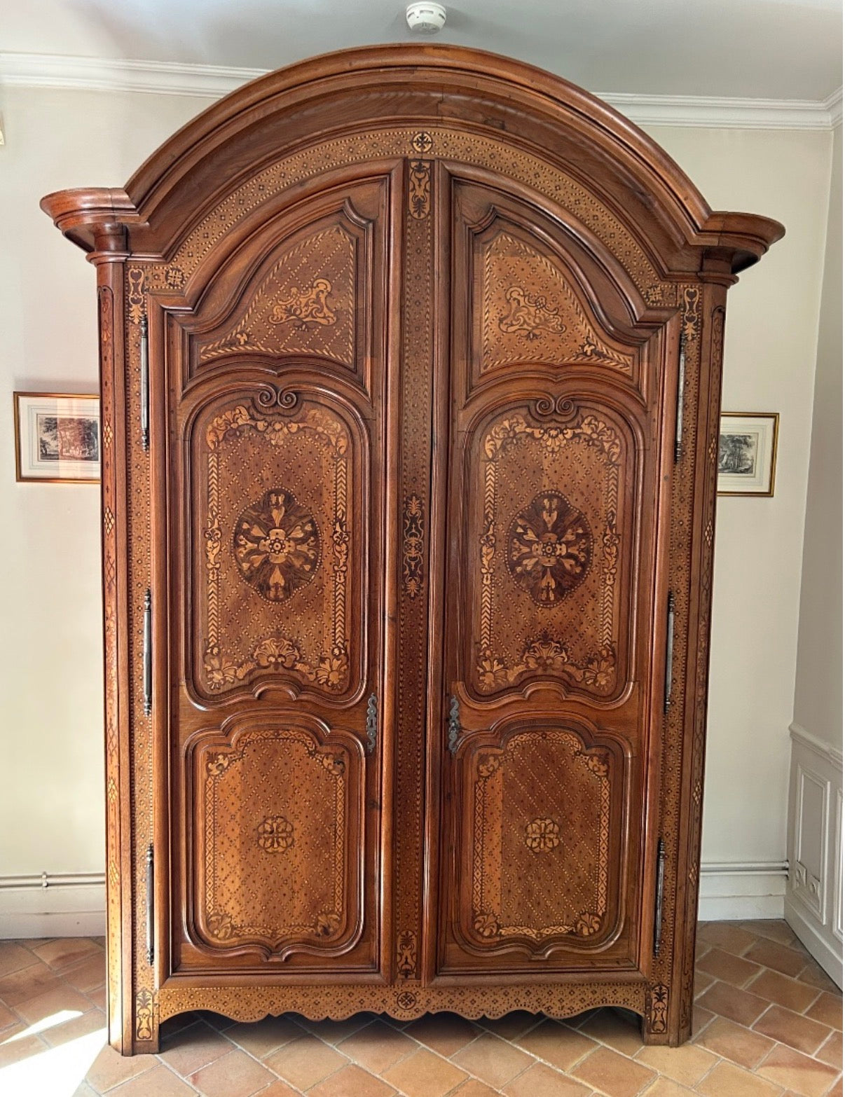 MAGNIFIQUE ARMOIRE EN CHÊNE BLOND ET MARQUETERIE TRAVAIL DE L’EST D’ÉPOQUE DÉBUT XIXÈME
