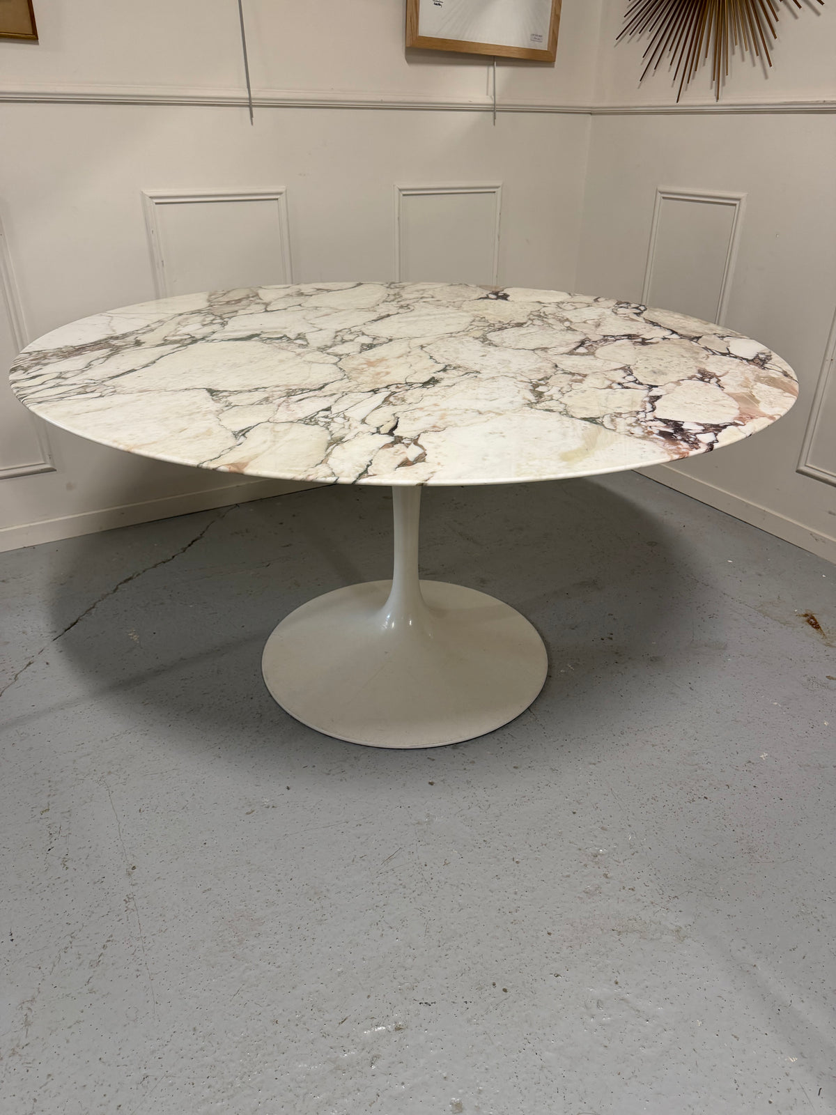TABLE KNOLL EERO SAARINEN MODÈLE TULIPE EN MARBRE 137 CM