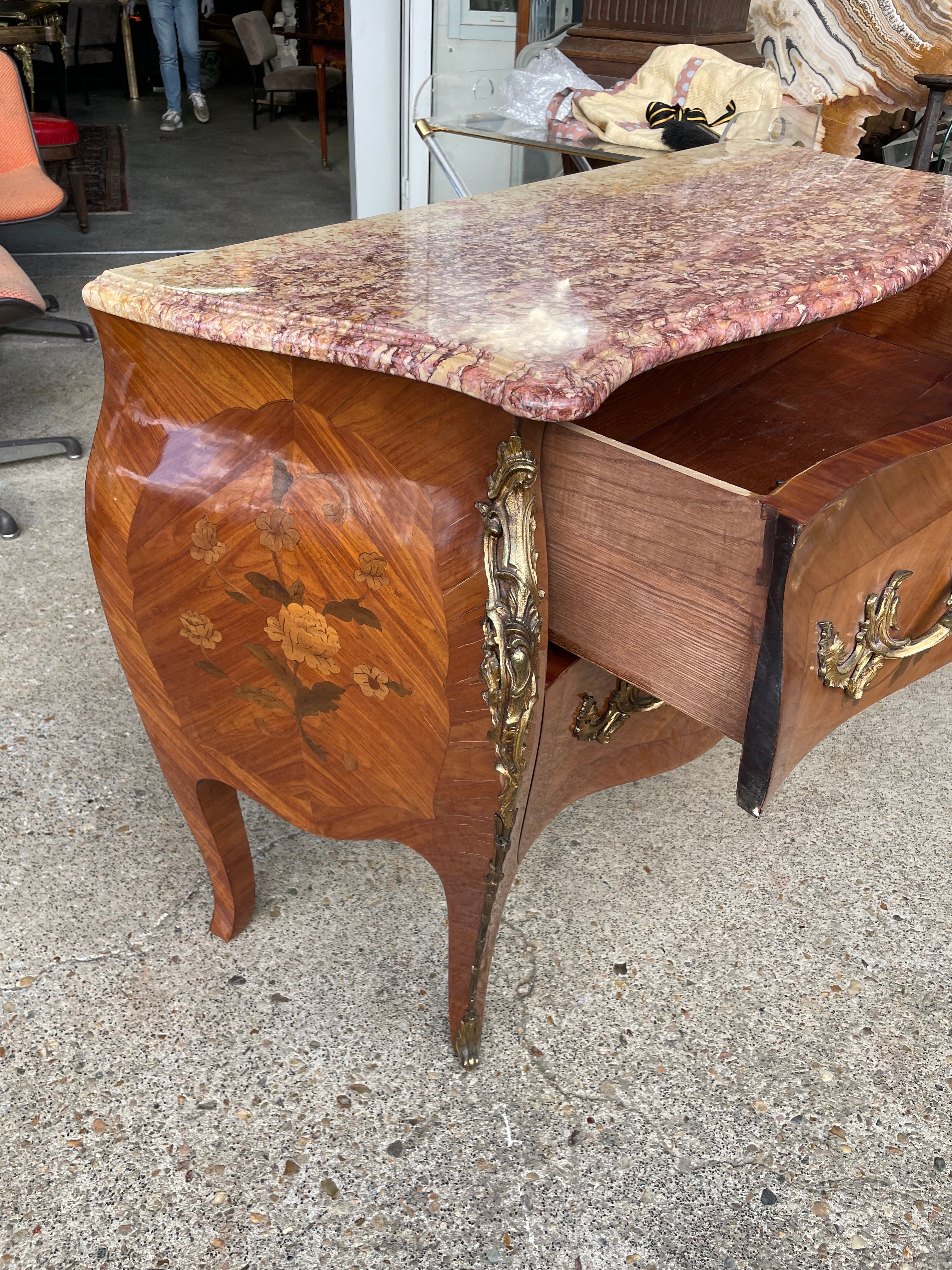Commode sauteuse style Louis XV en marqueterie