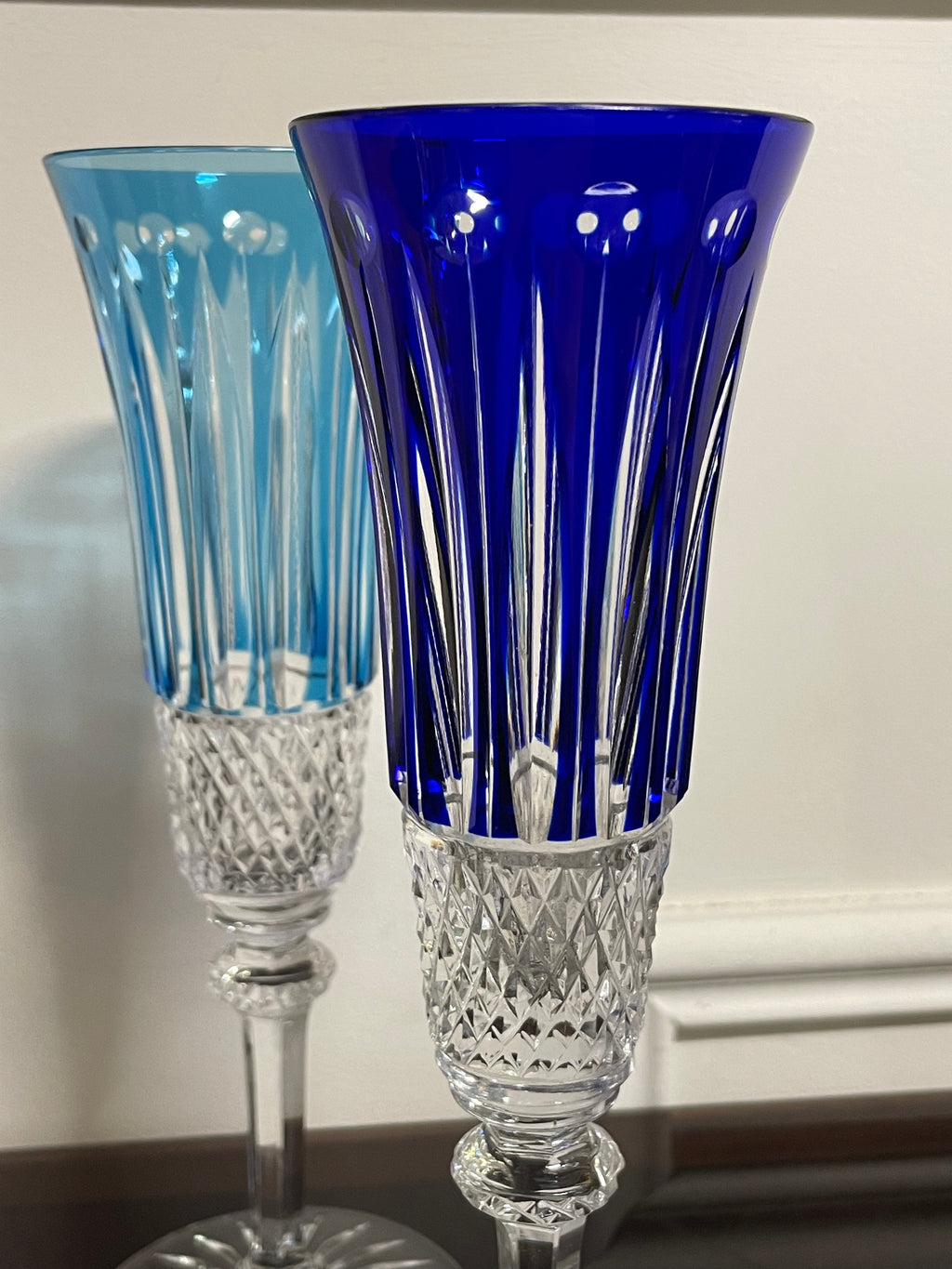 6 FLÛTES À CHAMPAGNE EN CRISTAL DE COULEUR SAINT LOUIS MODÈLE TOMMY H: 20,5