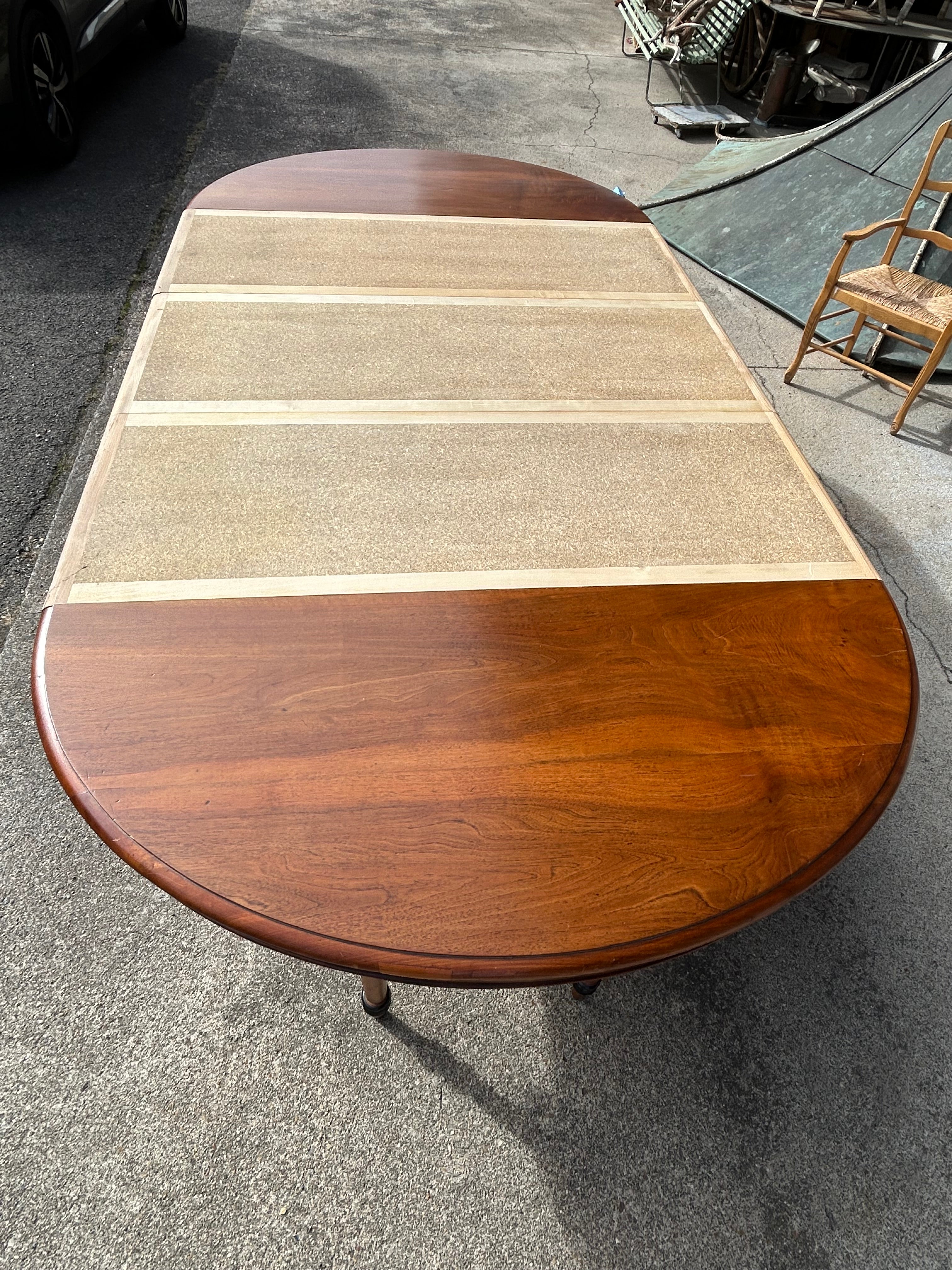Grande table de salle à manger pied central