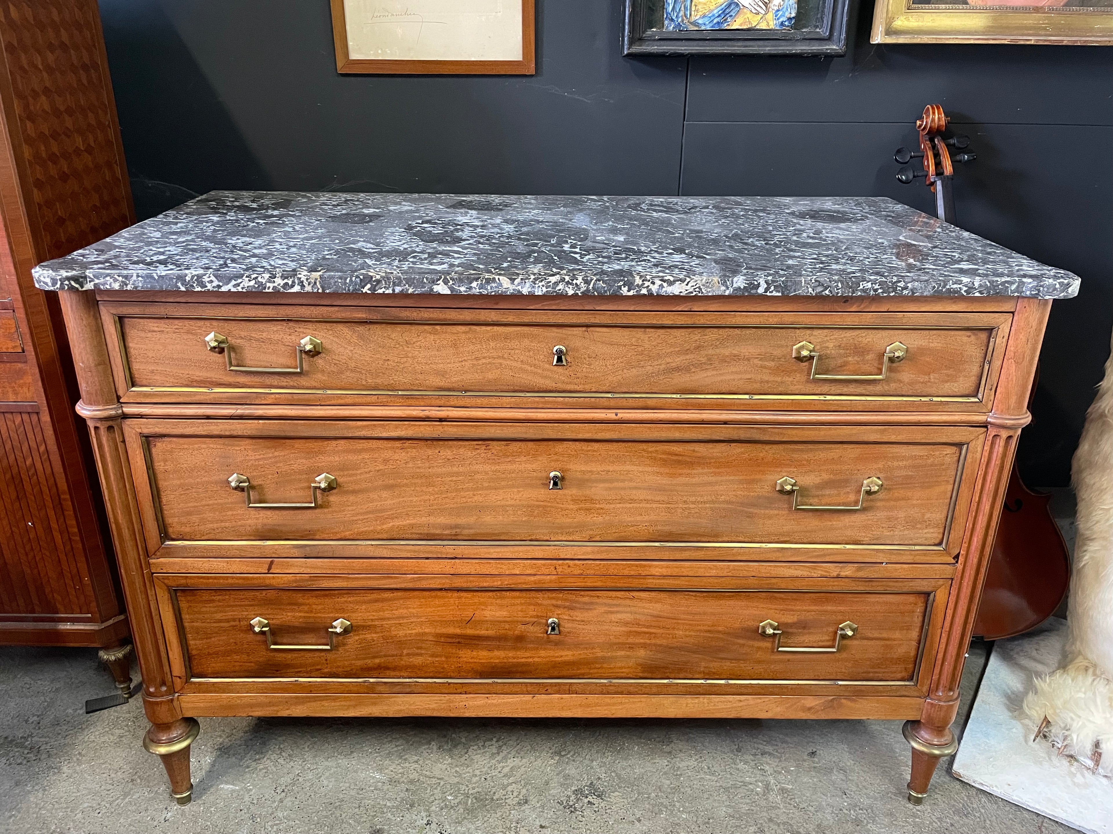Commode époque Louis XVI en acajou