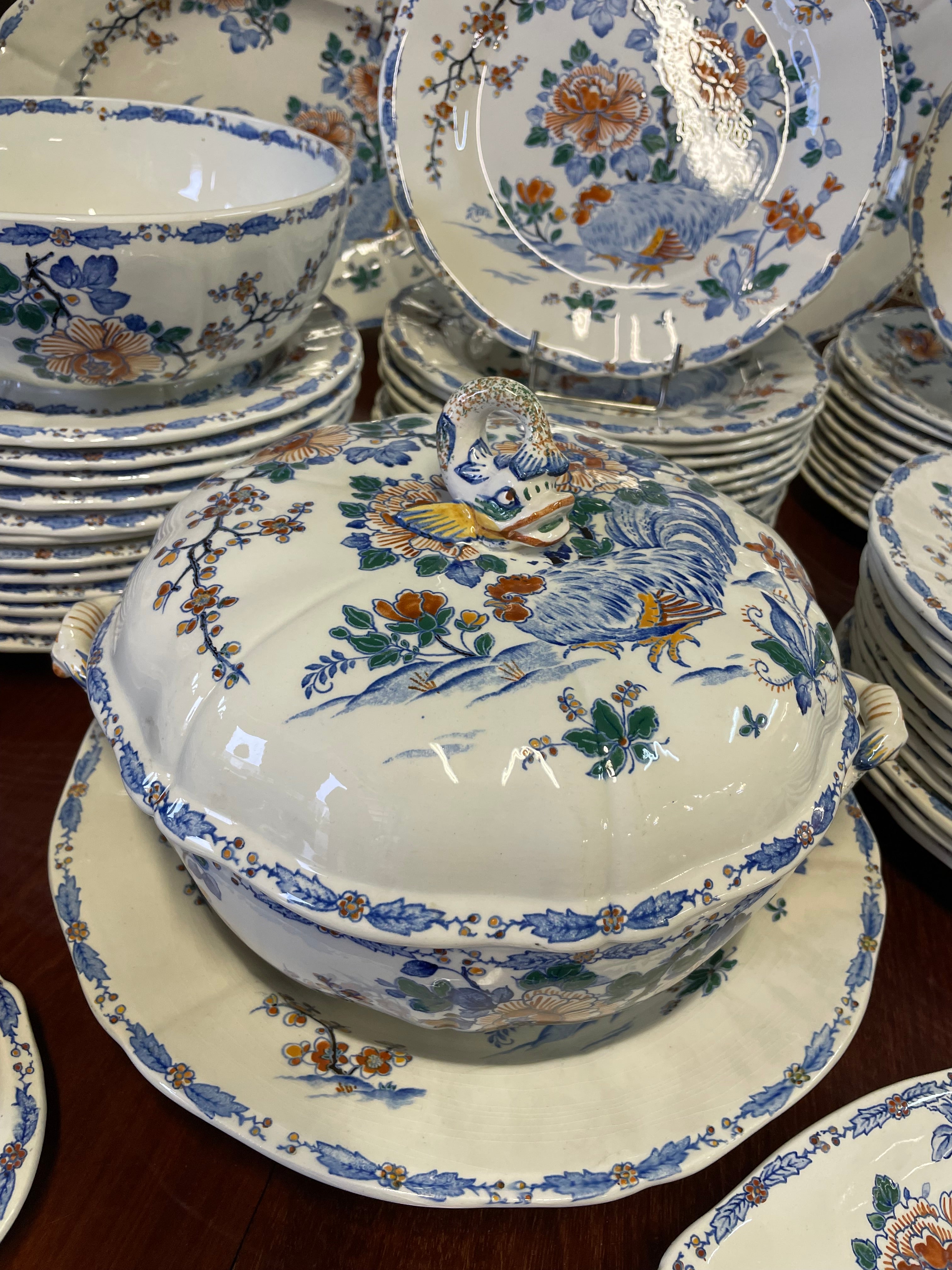 GIEN - SERVICE DE TABLE EN FAÏENCE DE GIEN MODÈLE COQS PIVOINE 71 PIÈCES