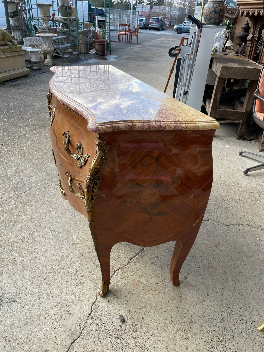 Commode sauteuse style Louis XV en marqueterie