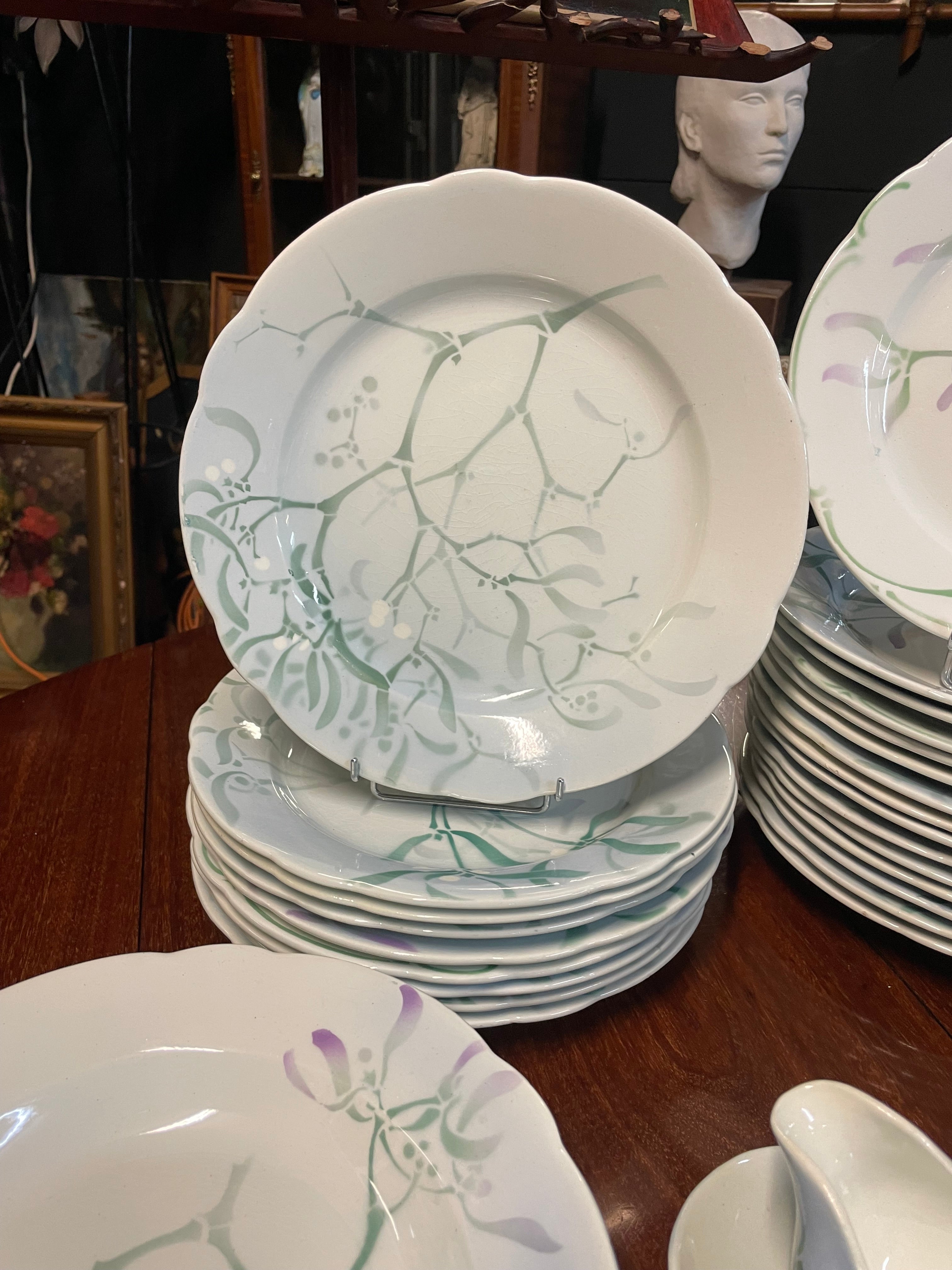 SERVICE DE TABLE AU « GUI » EDMOND LACHENAL FAIENCE KELLER ET GUERIN 62 PIÈCES