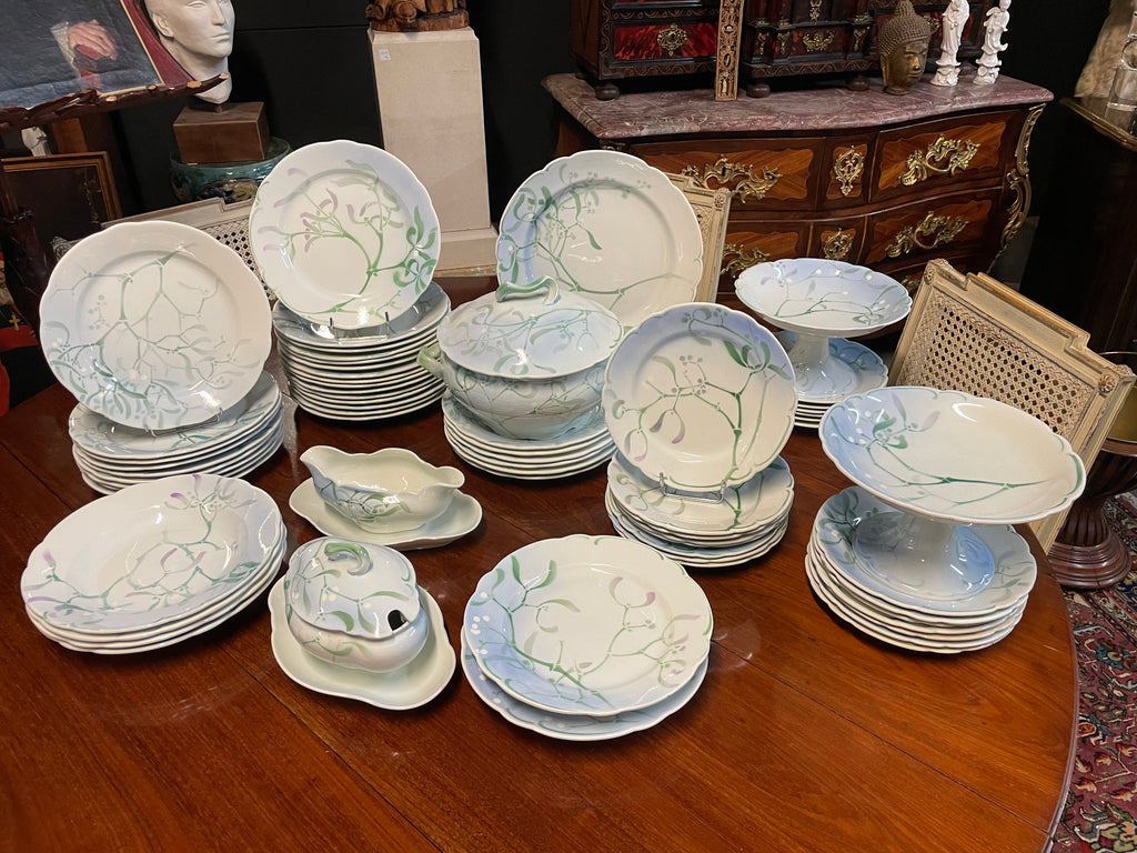 SERVICE DE TABLE AU « GUI » EDMOND LACHENAL FAIENCE KELLER ET GUERIN 62 PIÈCES