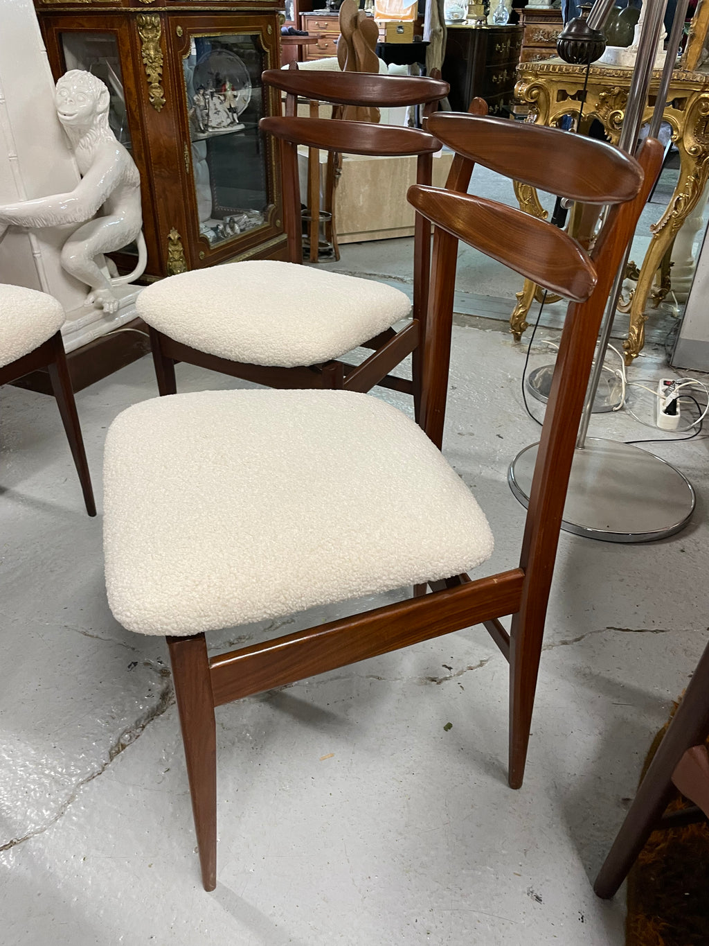 Suite de 4 chaises italiennes en teck et tissus blanc